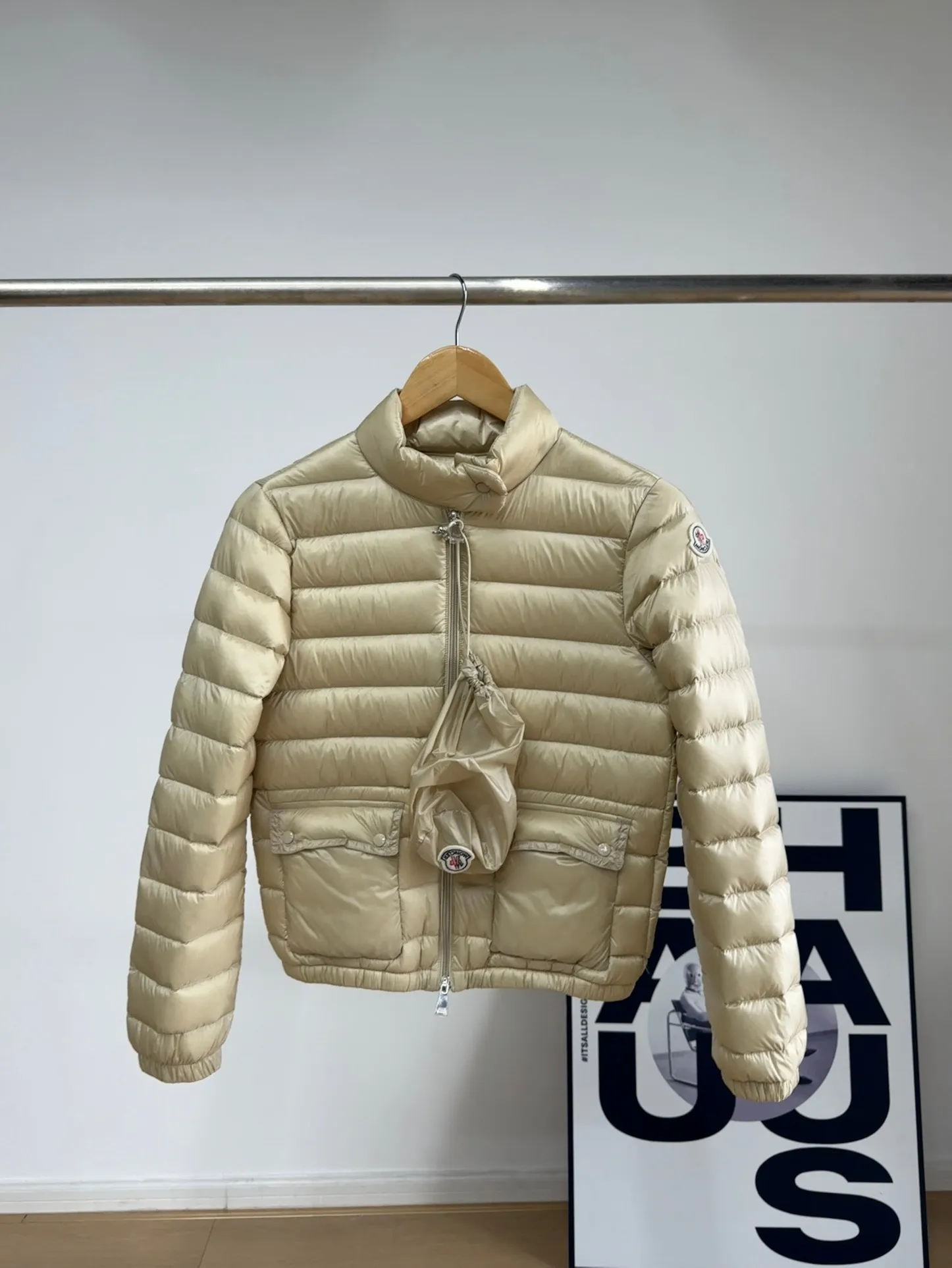 P640 mon*Lans Women's Short Thin Down Jacket The Lans women's jacket is one of Moncler's all-time hot items. It continues to innovate and evolve, but still maintains its sports fashion essence. Japanese standard 90 velvet filling Color: black, off-white, pink, navy blue, apricot Size: 1-4