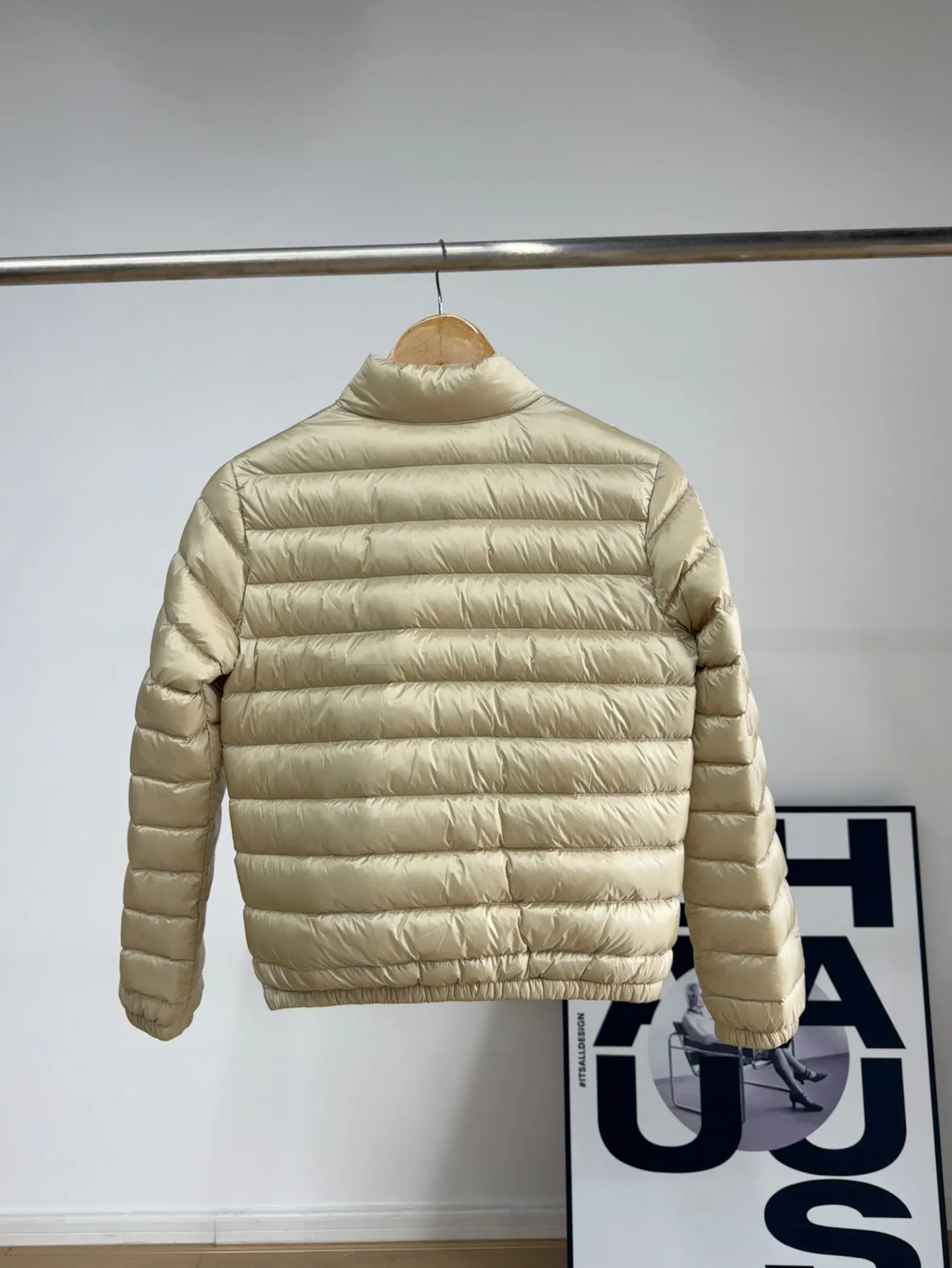 P640 mon*Lans Women's Short Thin Down Jacket The Lans women's jacket is one of Moncler's all-time hot items. It continues to innovate and evolve, but still maintains its sports fashion essence. Japanese standard 90 velvet filling Color: black, off-white, pink, navy blue, apricot Size: 1-4
