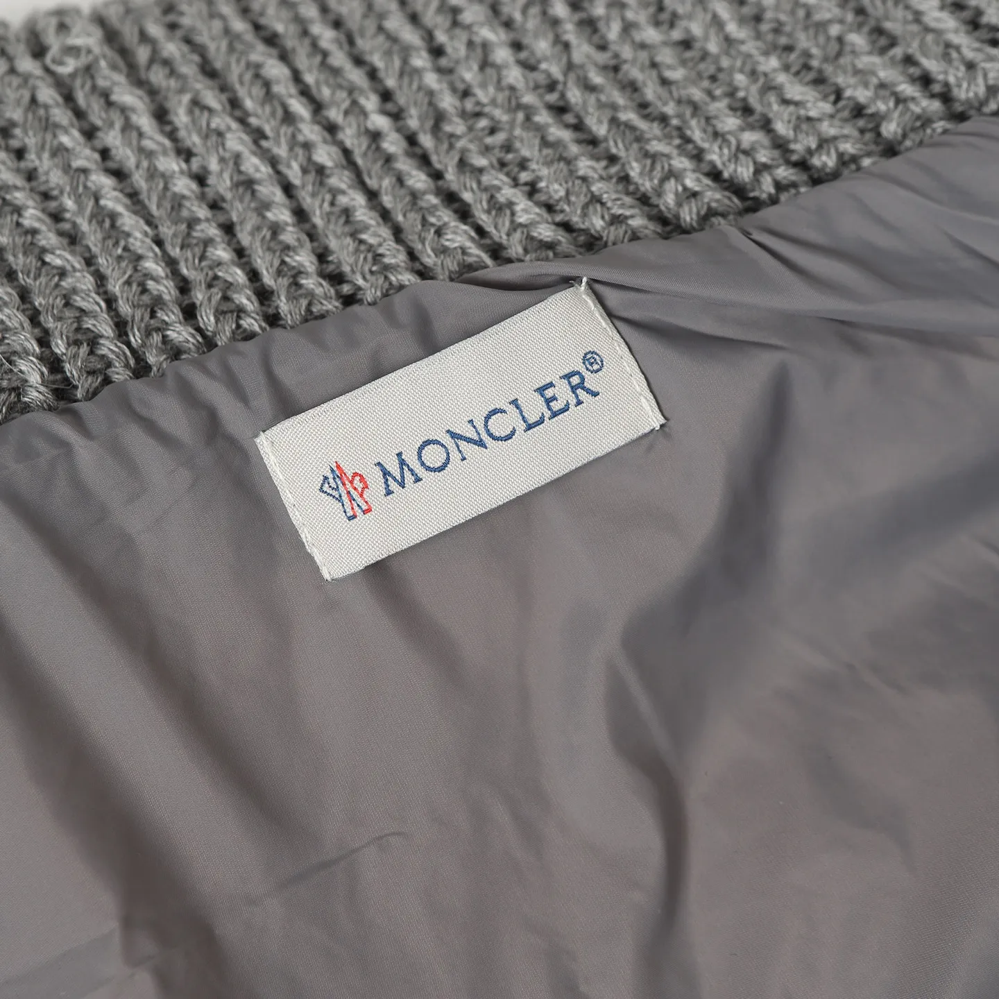 P640 Women's Style] Moncler/Moncler Women's Teddy Teddy Velvet Splicing Knitted Cardigan This cardigan is made of wool and teddy velvet style fabrics, providing a soft and comfortable wearing experience. Midweight knitted piece with down-filled front and back that can easily be worn as a outer layer in warmer weather. Color: white/pink/grey Size: SML