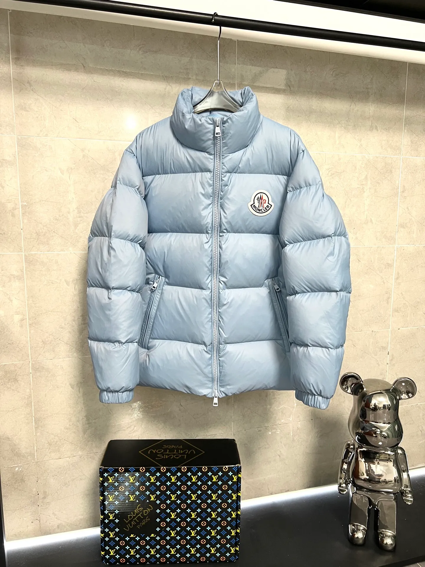 P780 Moncler Citala short men's. Looking at it, there is no version on the market that can match it. 130w + one ton of premium European gooseneck down filling. 850+ fill power, which is twice as thick as the market version and twice as light. (⚠️ Hot color matching, small inventory, accelerated ordering) Citala men's short down is made of pop-colored light fabric, highlighting the vitality of the series.  Citala down is made from lightweight nylon fabric and longue saison lining, making it comfortable and warm without being bulky. This cropped style has a comfortable fit, a signature high collar and a gingham-stitched silhouette. Details •Made from lightweight nylon •Longue saison lining •Down filled (⚠️Premium goose down) •Stand collar •Zip closure •Zip pockets •Elasticized cuffs and hem •Felt logo patch Size : 12345