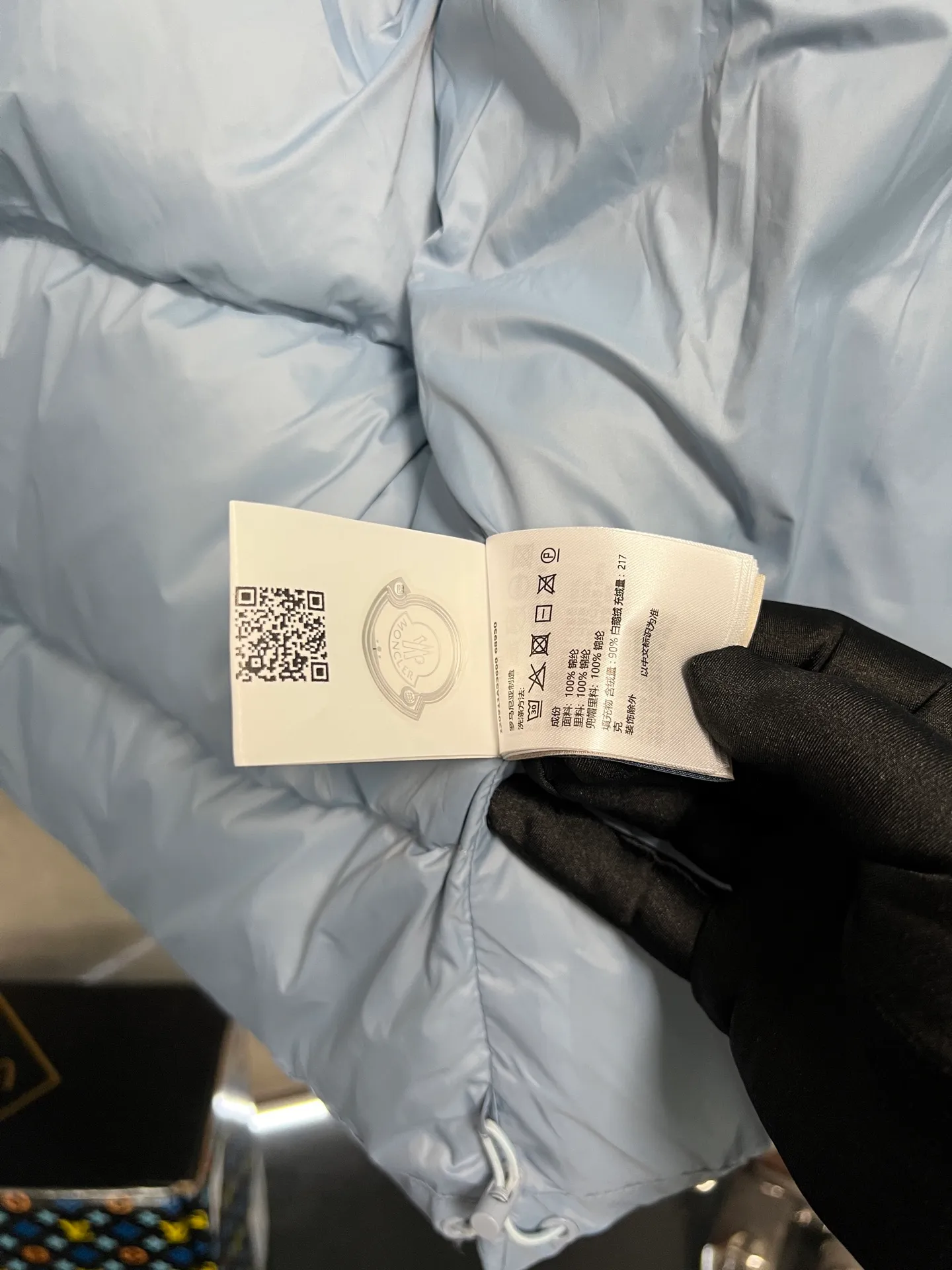 P780 Moncler Citala short men's. Looking at it, there is no version on the market that can match it. 130w + one ton of premium European gooseneck down filling. 850+ fill power, which is twice as thick as the market version and twice as light. (⚠️ Hot color matching, small inventory, accelerated ordering) Citala men's short down is made of pop-colored light fabric, highlighting the vitality of the series.  Citala down is made from lightweight nylon fabric and longue saison lining, making it comfortable and warm without being bulky. This cropped style has a comfortable fit, a signature high collar and a gingham-stitched silhouette. Details •Made from lightweight nylon •Longue saison lining •Down filled (⚠️Premium goose down) •Stand collar •Zip closure •Zip pockets •Elasticized cuffs and hem •Felt logo patch Size : 12345