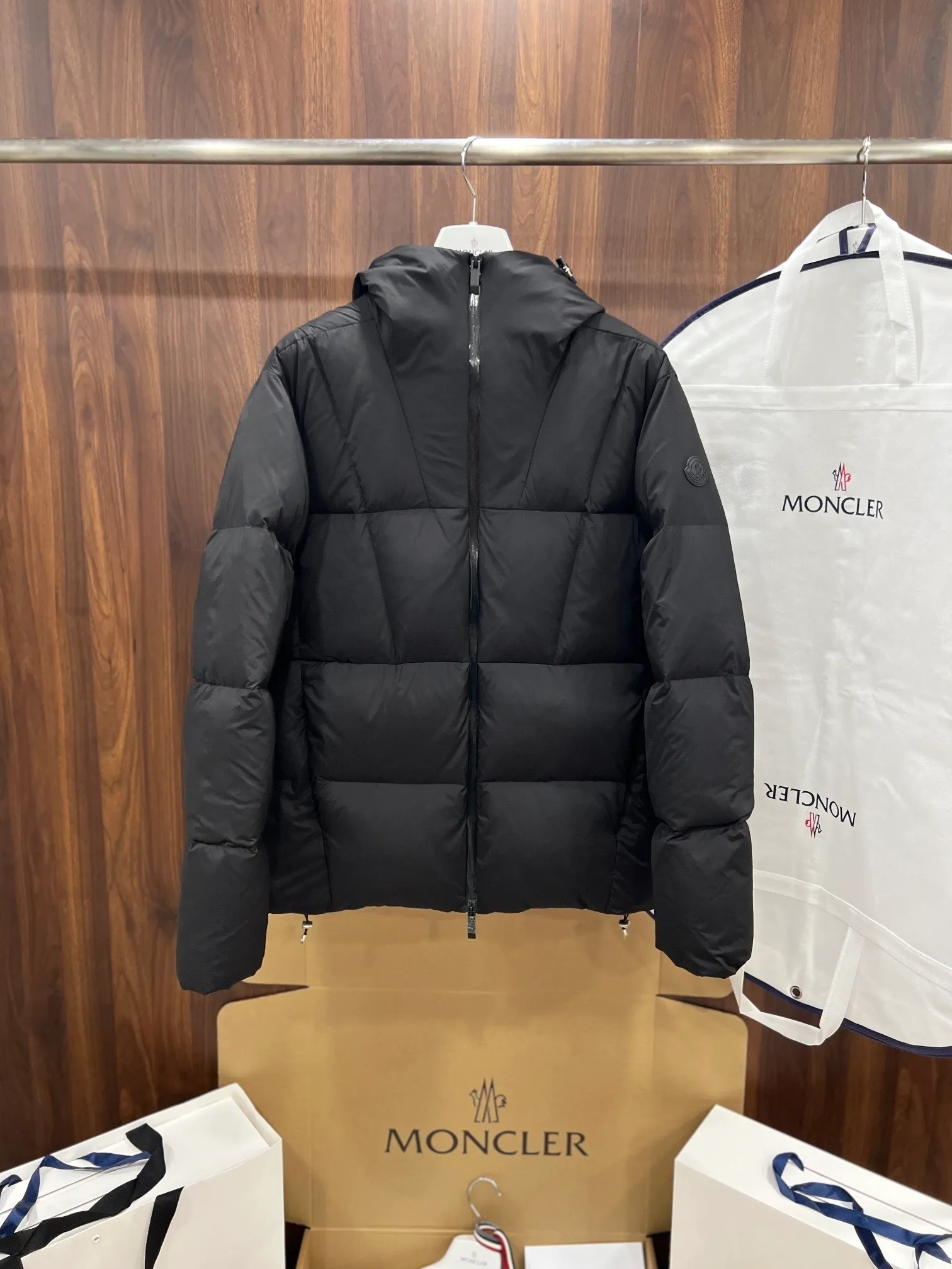 P880 moncler Fusain men's hooded short down jacket Exclusive hot new 2025 autumn and winter 🆕down jacket Original 1:1 customized hardware accessories are all imported and original customization Welcome to compare at the counter Absolute high quality Use top 90 white duck down Super soft Filled with fluffy and full Super heavy workmanship The fabric is well-made 👍The version is perfect Note⚠The fabric is super comfortable Exclusive model Non-market goods Same style for men and women Color Black Gray Size 1 2 3 4 5