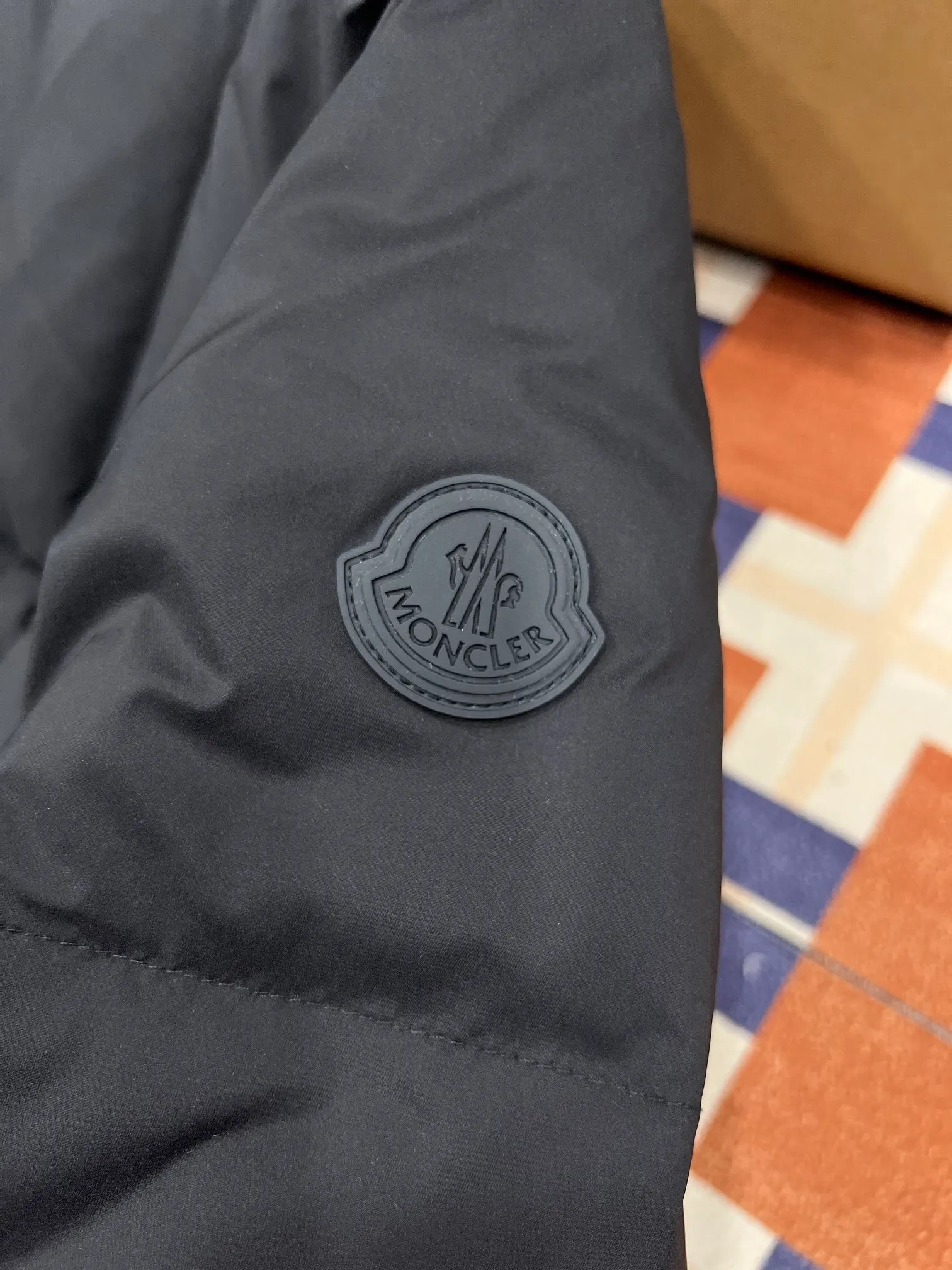 P880 moncler Fusain men's hooded short down jacket Exclusive hot new 2025 autumn and winter 🆕down jacket Original 1:1 customized hardware accessories are all imported and original customization Welcome to compare at the counter Absolute high quality Use top 90 white duck down Super soft Filled with fluffy and full Super heavy workmanship The fabric is well-made 👍The version is perfect Note⚠The fabric is super comfortable Exclusive model Non-market goods Same style for men and women Color Black Gray Size 1 2 3 4 5