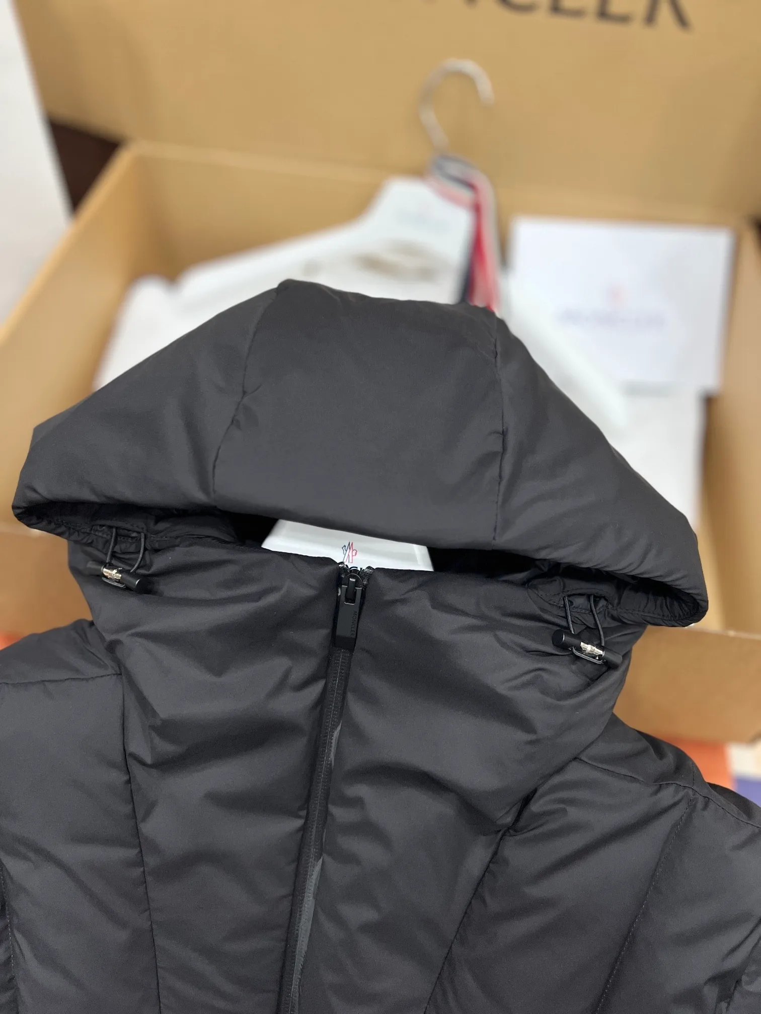 P880 moncler Fusain men's hooded short down jacket Exclusive hot new 2025 autumn and winter 🆕down jacket Original 1:1 customized hardware accessories are all imported and original customization Welcome to compare at the counter Absolute high quality Use top 90 white duck down Super soft Filled with fluffy and full Super heavy workmanship The fabric is well-made 👍The version is perfect Note⚠The fabric is super comfortable Exclusive model Non-market goods Same style for men and women Color Black Gray Size 1 2 3 4 5