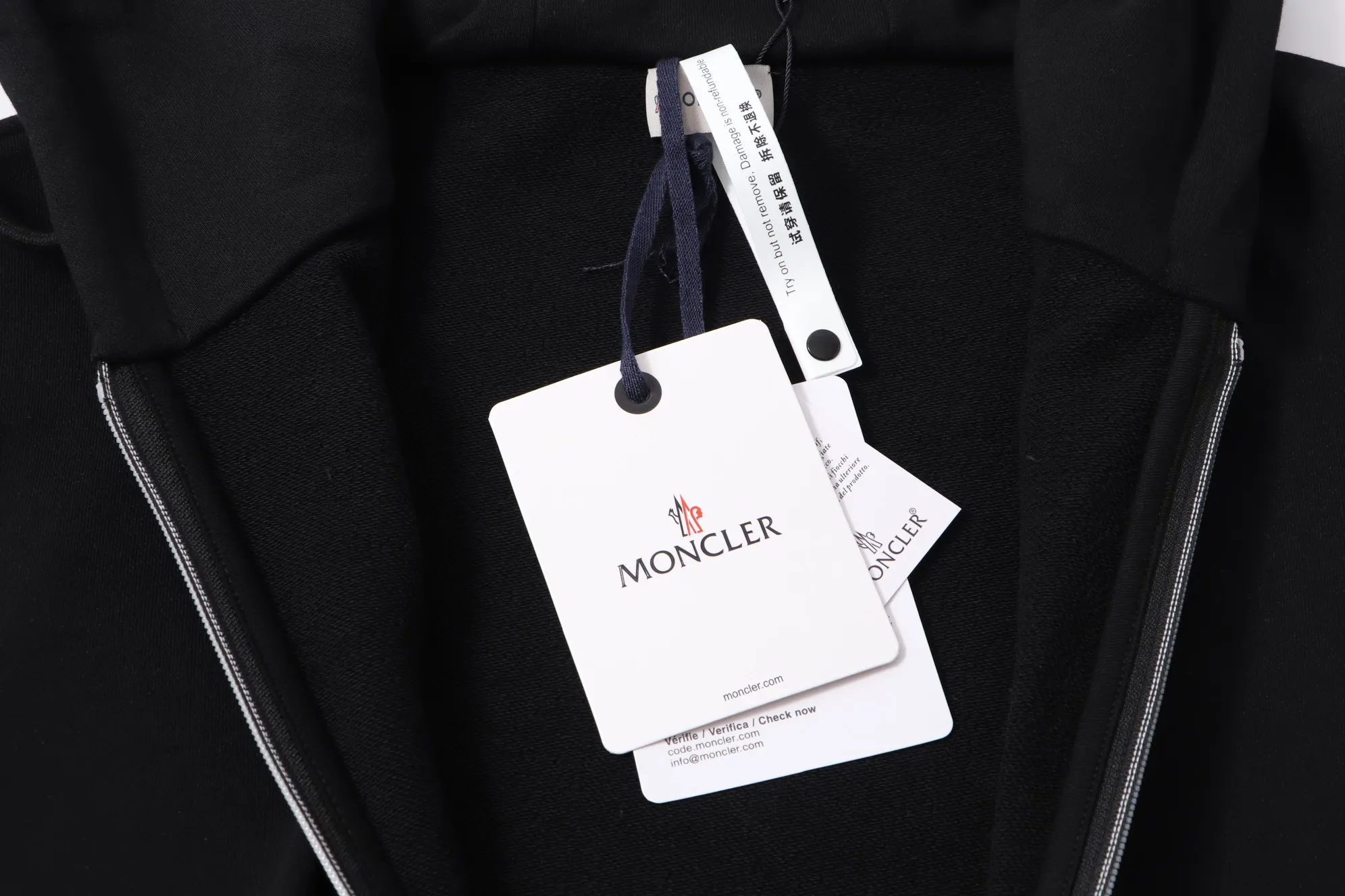 P340 💰 Moncler's new slogan printed zipper hooded jacket is made of lightweight turned velvet cotton fabric. High-density cotton fiber is used to achieve internal and external differentiation in a single layer of fabric. The outer plain weave is tight and wear-resistant, and the inner layer is formed into a short dense suede surface through a sanding process. The dense plain weave structure resists wind and splashes, the brushed suede surface is skin-friendly, and the short pile has been treated to eliminate static electricity to avoid sticking to the skin. A very small amount of grooved polyester moisture-conducting yarn is embedded in the cotton fiber, which quickly guides sweat from the inner suede surface to the outer layer for evaporation through the capillary effect, solving the problem of the suede being easily stuffy. By actively interfering with the shrinkage potential of cotton fibers, the fabric is able to transition from changeable to stable, improving dimensional stability while being less prone to deformation and wrinkles. High saturation is achieved on the center of the cap through glue printing. Size: xs-l