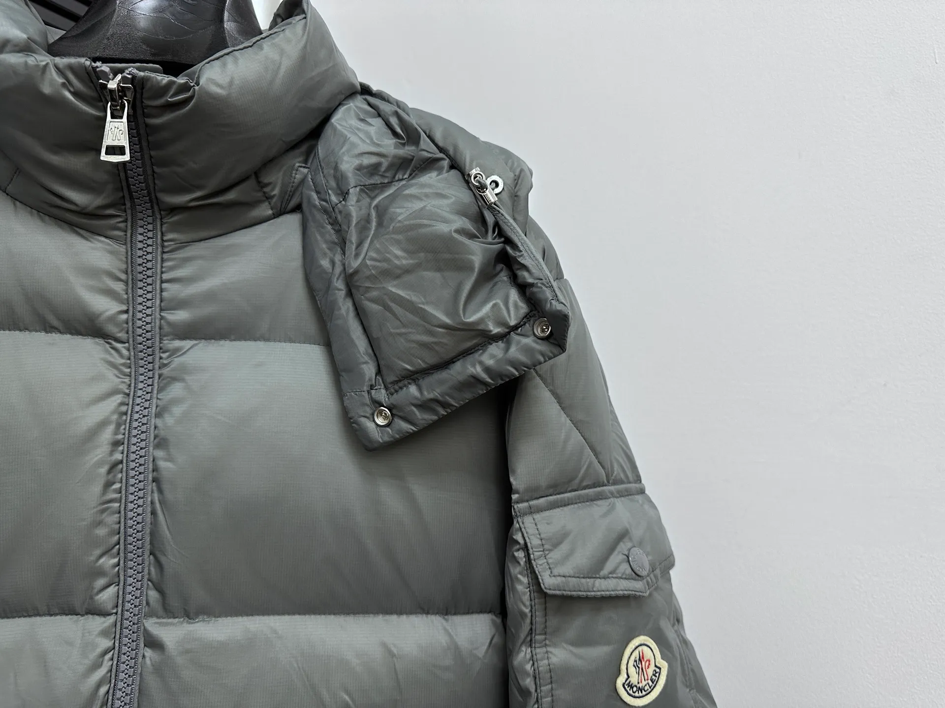 ￼ P880 [Moncler] Mengkou 25 new autumn and winter down jacket. Original customized hardware accessories are all imported and original customization. Welcome to compare. Absolutely high quality. Made of top 90 white duck down. Super soft. Full and fluffy. Super heavy workmanship. Fabric workmanship. 👍Perfect version. Note⚠The fabric is super comfortable. Exclusive model. Non-market goods. Same style for men and women. Color; black gray. Code number: 1 2 3 4 5