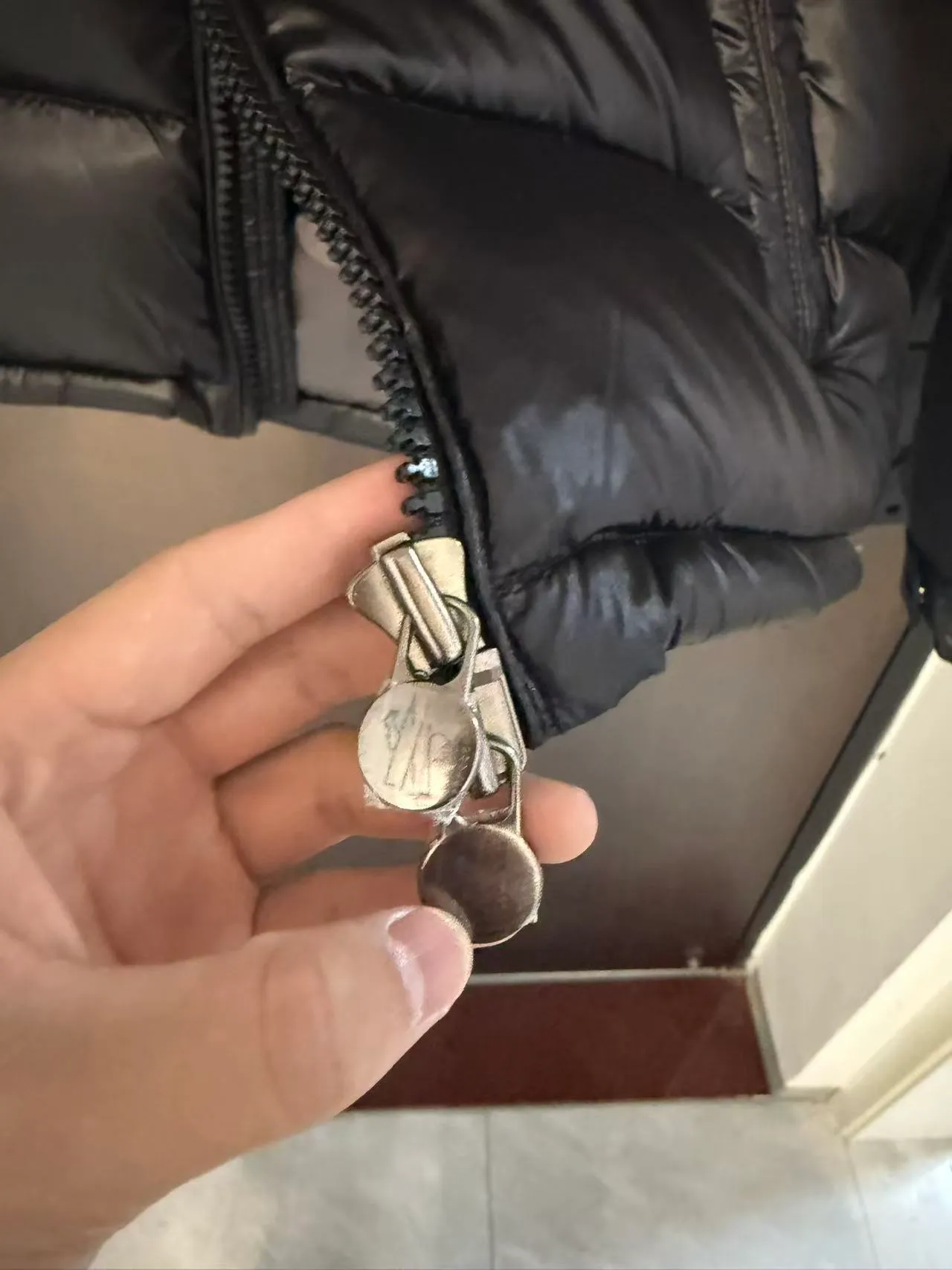 P800 (top and highest version) Moncler Maya down jacket top version｜NFC chip verification】Highest version original fabric high version high quality 🔥The ultimate version of Moncler Maya down jacket is here! Original craftsmanship, NFC chip, 1:1 details, triathlon, subvert your understanding of high-end down jackets! 🔥 Core Selling Points ✔️ [Same style as Eason Chan, popular style] Eason Chan’s upper body blessing, the classic Moncler Maya series will never go out of style! There is no doubt that celebrities have the ability to bring in goods, and they bring their own traffic and topics. They are the hard currency to maintain the value of winter wardrobes!  ✔️ [NFC chip intelligent identification, experience the counter inspection process] The top version synchronizes with genuine anti-counterfeiting technology! Built-in original NFC sensor chip, the information can be read when the mobile phone is close to it. Let your customers personally verify and experience the counter-level inspection process, which greatly enhances purchasing confidence and transaction rate! (Note: This function is to experience the brand's anti-counterfeiting process) ✔️ [Top craftsmanship and materials, benchmarked against the original version] Fabric: Made of shiny lacquered nylon fabric consistent with the original product, smooth texture, windproof and waterproof.  Filling: High-standard down filling, 90% high-quality white duck down, light and fluffy, with excellent warmth retention.  Details: Accurately restored rectangular quilting, detachable hood, branded classic patch pockets on sleeves and precise logo embroidery. All hardware accessories are made according to original craftsmanship.  Lining: 100% nylon, neat workmanship, highlighting quality.  ✔️ [Classic three colors, fully covering market demand] Classic black: timeless, calm and versatile, can be worn by both men and women, the first choice for shipping!  White temperament: pure and refreshing, a bright color in winter, attracting female customers and young people.  High-end gray: low-key luxury, highlighting texture, satisfying customers with demanding tastes.  Color: Black Size 1: Dress length 69, Bust 108, Shoulder width 48, Sleeve length 63. Size 2: Dress length 71, Bust 112, Shoulder width 49, Sleeve length 64. Size 3: Dress length 73, Bust 116, Shoulder width 50, Sleeve length 65. Size 4: Dress length 75, Bust 120, Shoulder width 51, Sleeve length 66. Size 5: Dress length 77, Bust 124. Shoulder width 52, sleeve length 67, size 6: dress length 79, bust 128, shoulder width 53, sleeve length 68