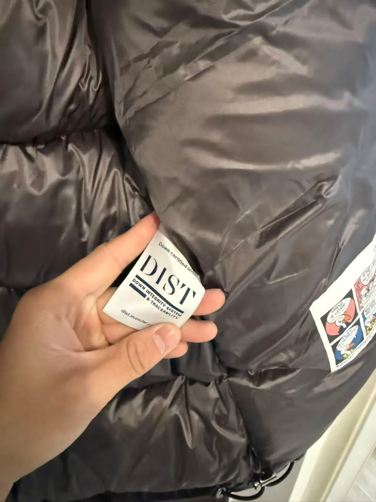 P800 (top and highest version) Moncler Maya down jacket top version｜NFC chip verification】Highest version original fabric high version high quality 🔥The ultimate version of Moncler Maya down jacket is here! Original craftsmanship, NFC chip, 1:1 details, triathlon, subvert your understanding of high-end down jackets! 🔥 Core Selling Points ✔️ [Same style as Eason Chan, popular style] Eason Chan’s upper body blessing, the classic Moncler Maya series will never go out of style! There is no doubt that celebrities have the ability to bring in goods, and they bring their own traffic and topics. They are the hard currency to maintain the value of winter wardrobes!  ✔️ [NFC chip intelligent identification, experience the counter inspection process] The top version synchronizes with genuine anti-counterfeiting technology! Built-in original NFC sensor chip, the information can be read when the mobile phone is close to it. Let your customers personally verify and experience the counter-level inspection process, which greatly enhances purchasing confidence and transaction rate! (Note: This function is to experience the brand's anti-counterfeiting process) ✔️ [Top craftsmanship and materials, benchmarked against the original version] Fabric: Made of shiny lacquered nylon fabric consistent with the original product, smooth texture, windproof and waterproof.  Filling: High-standard down filling, 90% high-quality white duck down, light and fluffy, with excellent warmth retention.  Details: Accurately restored rectangular quilting, detachable hood, branded classic patch pockets on sleeves and precise logo embroidery. All hardware accessories are made according to original craftsmanship.  Lining: 100% nylon, neat workmanship, highlighting quality.  ✔️ [Classic three colors, fully covering market demand] Classic black: timeless, calm and versatile, can be worn by both men and women, the first choice for shipping!  White temperament: pure and refreshing, a bright color in winter, attracting female customers and young people.  High-end gray: low-key luxury, highlighting texture, satisfying customers with demanding tastes.  Color: Black Size 1: Dress length 69, Bust 108, Shoulder width 48, Sleeve length 63. Size 2: Dress length 71, Bust 112, Shoulder width 49, Sleeve length 64. Size 3: Dress length 73, Bust 116, Shoulder width 50, Sleeve length 65. Size 4: Dress length 75, Bust 120, Shoulder width 51, Sleeve length 66. Size 5: Dress length 77, Bust 124. Shoulder width 52, sleeve length 67, size 6: dress length 79, bust 128, shoulder width 53, sleeve length 68