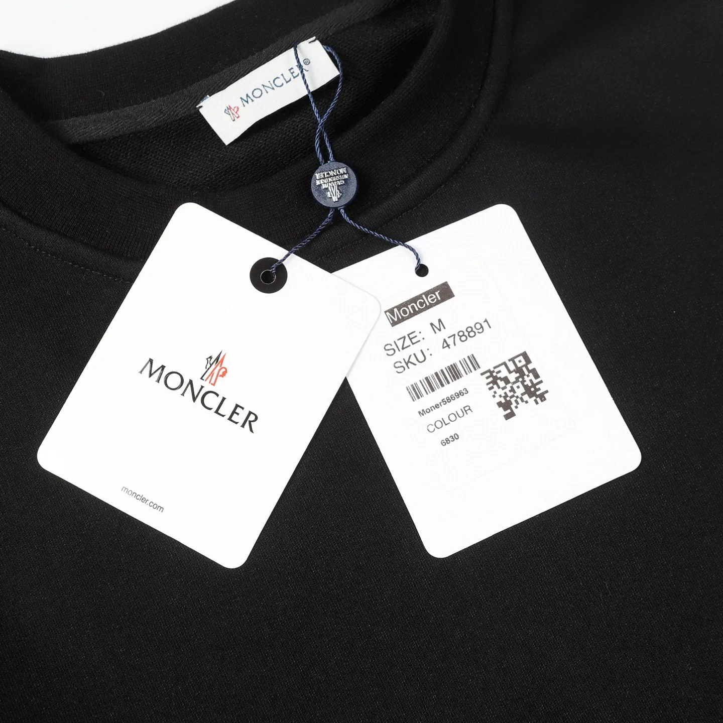 P194 Style No.: 850 〈MONCLER〉Basic Meng Mouth Round Neck Sweatshirt. The price of Meng Mouth Sweatshirt is actually quite advantageous. Those who have been to the counters should know that the price of Meng Mouth sweatshirt is not much cheaper than Gucci Burberry. It is just relatively low-key and unwilling to hype. It is a picture that you want to buy or not. It has an arrogant existence... ✅460g 100% pure cotton wool fabric OS version is too large ✅Combined with the original high weight double yarn thread ✅Correct three-needle and five-thread craftsmanship chain edge Color: Black White Royal Blue Sky Blue Size S M L