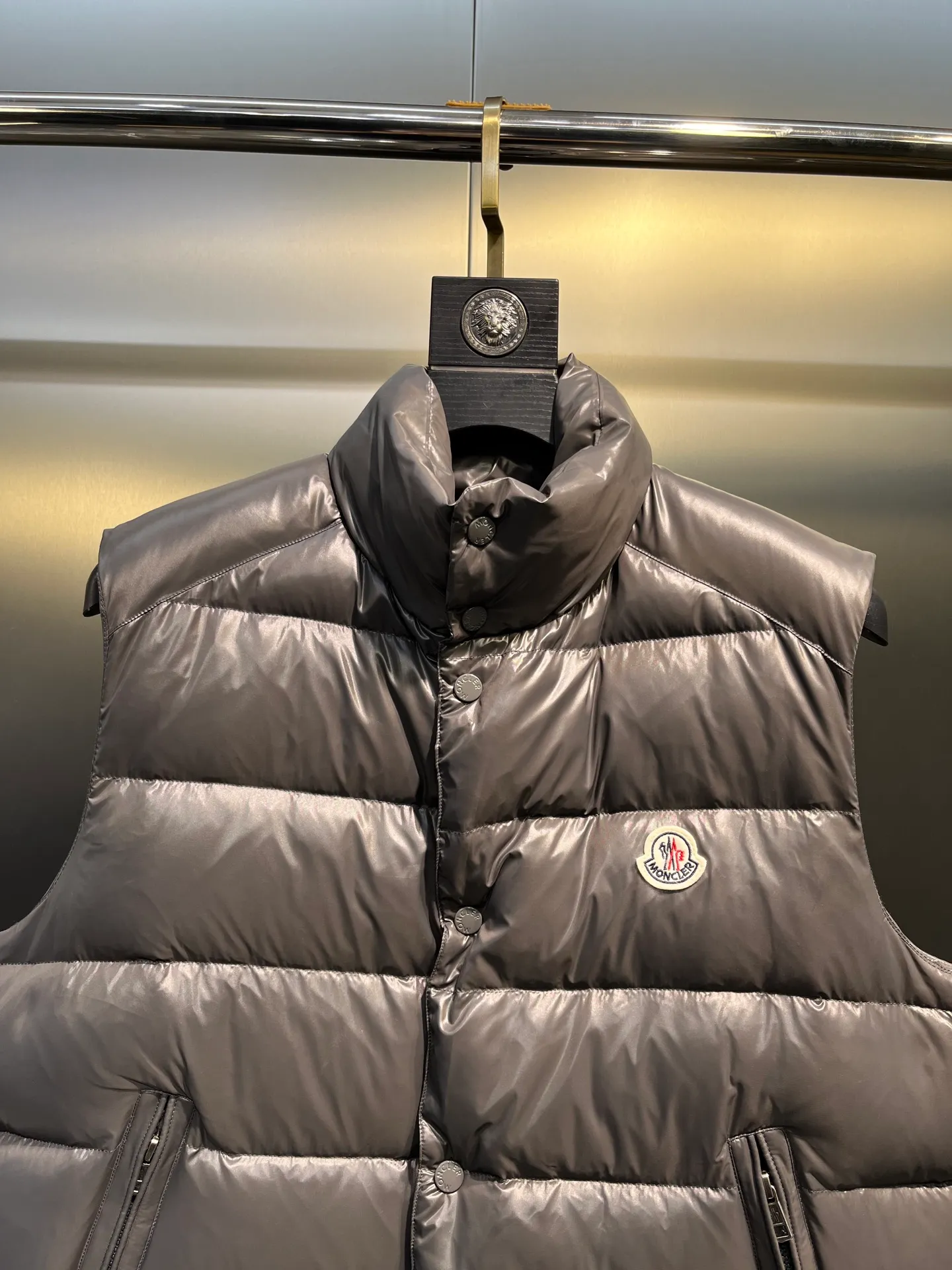 P490 moncler🌟Down vest Original customized hardware accessories are all imported and original customized. Welcome to compare. Absolutely high quality. Made of top-grade 95 white duck down. Super soft. Filled with fluffy and full feathers. Super heavy-duty. Fabric workmanship and perfect pattern. Note that the fabric is super comfortable. Exclusive model. Non-market product. Same style for men and women. Size: 123456