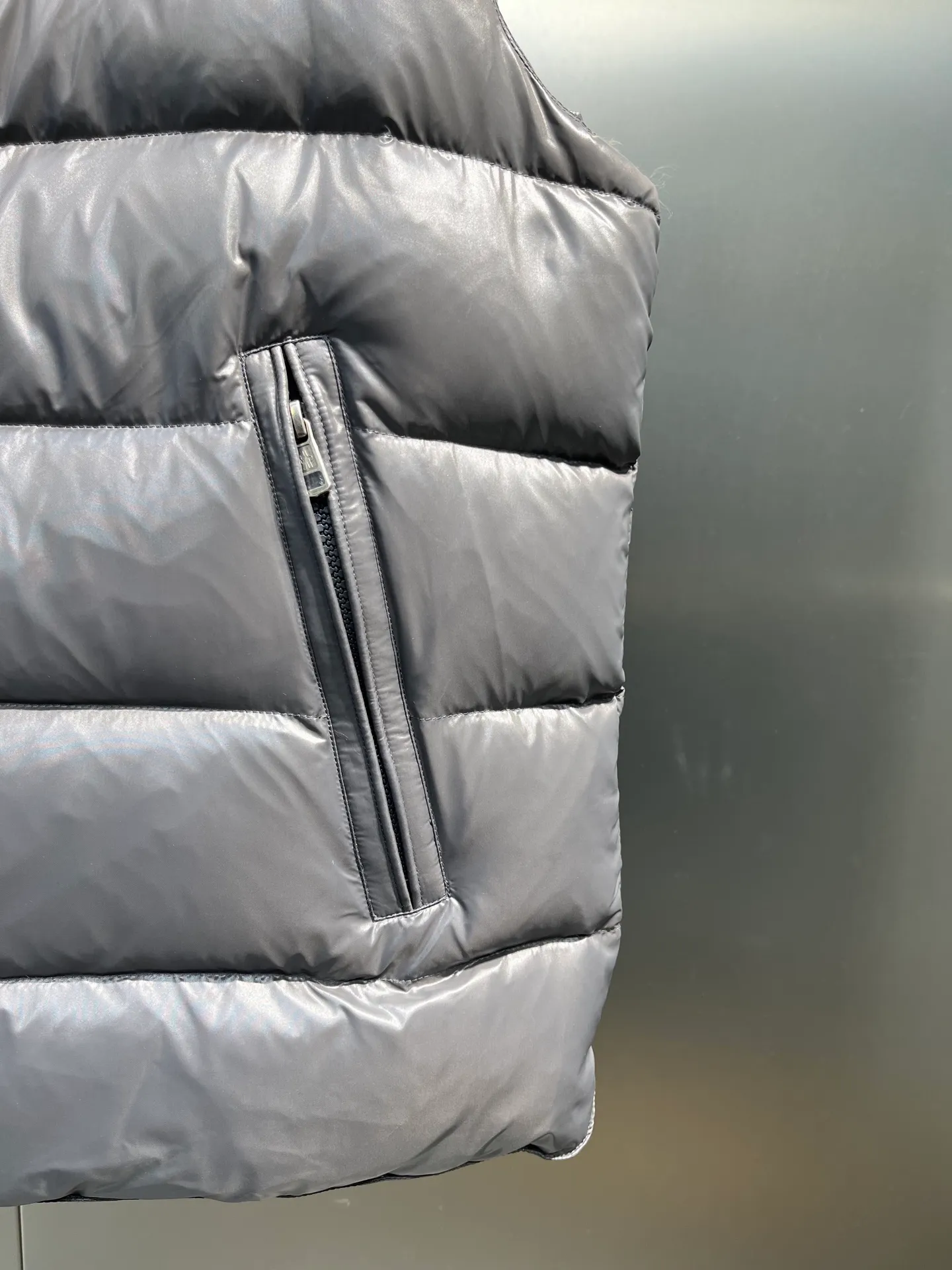 P490 moncler🌟Down vest Original customized hardware accessories are all imported and original customized. Welcome to compare. Absolutely high quality. Made of top-grade 95 white duck down. Super soft. Filled with fluffy and full feathers. Super heavy-duty. Fabric workmanship and perfect pattern. Note that the fabric is super comfortable. Exclusive model. Non-market product. Same style for men and women. Size: 123456