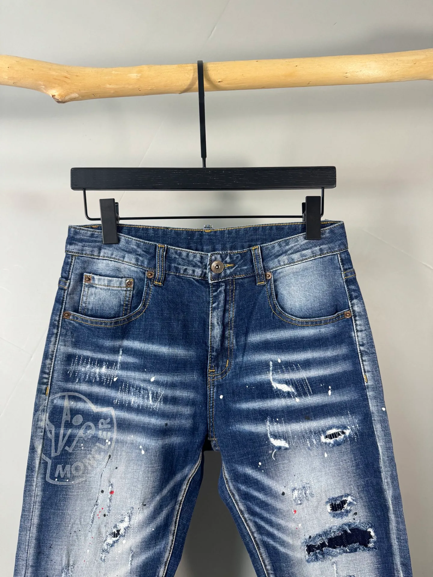 P400 MONCLER Men's denim jeans, official album and poster wear style!  High-grade imported denim raw-color fabrics are supplied to customers. Pure 13oz denim fabrics from Okayama, Japan are specially selected. Heavy-duty environmentally friendly plant enzyme washing process is used. The texture has a light retro color and is quite beautiful, which is very suitable for spring and summer colors. After washing, the fabric is soft and delicate, but has a strong sense of bones and a slight stretch, which provides an excellent comfortable experience. There is no damage from any technical elements throughout the body, retaining the purest tannin color! The details throughout the body are perfect, exquisite and elegant. The latest leather label on the waist highlights the brand's characteristics. The hardware accessories, leather label and wiring all reflect the craftsmanship! The silhouette is perfectly tailored and has excellent butt lift and slimming effect. It can be easily matched with any top in the wardrobe. It has wide compatibility and is suitable for various daily wear. The upper body is full of shape. It is a must-have trousers for those who are obsessed with quality control and 1V! Size: 29-38 No 35 37