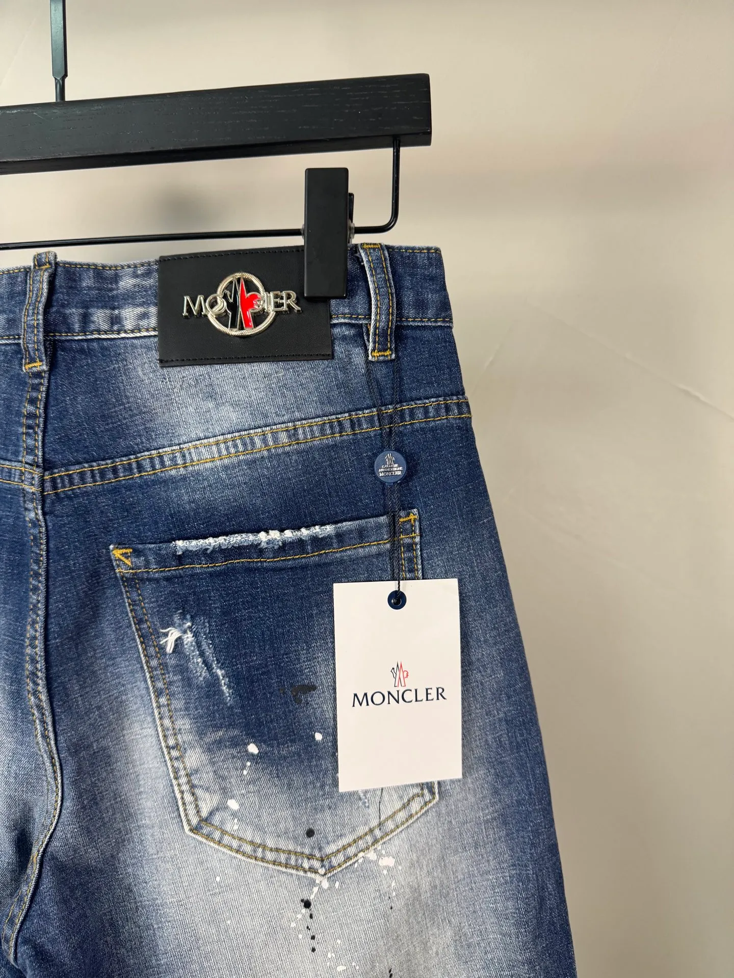 P400 MONCLER Men's denim jeans, official album and poster wear style!  High-grade imported denim raw-color fabrics are supplied to customers. Pure 13oz denim fabrics from Okayama, Japan are specially selected. Heavy-duty environmentally friendly plant enzyme washing process is used. The texture has a light retro color and is quite beautiful, which is very suitable for spring and summer colors. After washing, the fabric is soft and delicate, but has a strong sense of bones and a slight stretch, which provides an excellent comfortable experience. There is no damage from any technical elements throughout the body, retaining the purest tannin color! The details throughout the body are perfect, exquisite and elegant. The latest leather label on the waist highlights the brand's characteristics. The hardware accessories, leather label and wiring all reflect the craftsmanship! The silhouette is perfectly tailored and has excellent butt lift and slimming effect. It can be easily matched with any top in the wardrobe. It has wide compatibility and is suitable for various daily wear. The upper body is full of shape. It is a must-have trousers for those who are obsessed with quality control and 1V! Size: 29-38 No 35 37