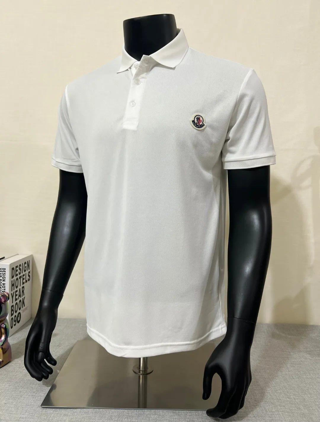 P150 MONCLER Men's Men's Men's Mouthless Polo Short Sleeve T-shirt, the most classic evergreen small label design. The MONCLER letter small label on the chest is classic and durable, and the texture is skin-friendly and comfortable. It has three labels and is suitable for both business and leisure. It is breathable and dry, with 3D three-dimensional tailoring technology and three-dimensional upper body. Polo shirts have almost become a must-have item for everyone this season! If you wear it right! It will highlight your figure! Sexy and handsome! Every move and every move is full of charm! Color: black white, size: XS-2XL