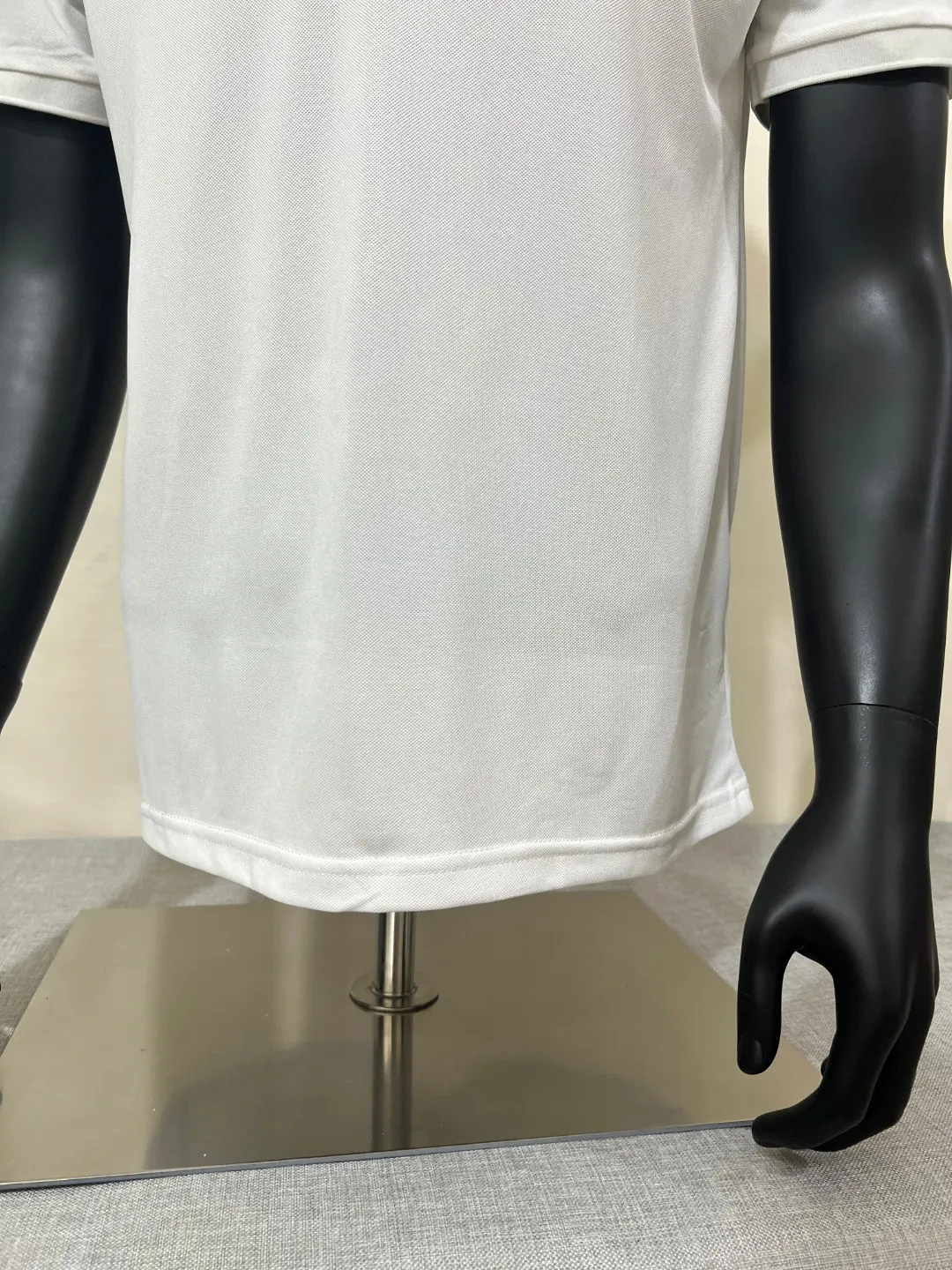 P150 MONCLER Men's Men's Men's Mouthless Polo Short Sleeve T-shirt, the most classic evergreen small label design. The MONCLER letter small label on the chest is classic and durable, and the texture is skin-friendly and comfortable. It has three labels and is suitable for both business and leisure. It is breathable and dry, with 3D three-dimensional tailoring technology and three-dimensional upper body. Polo shirts have almost become a must-have item for everyone this season! If you wear it right! It will highlight your figure! Sexy and handsome! Every move and every move is full of charm! Color: black white, size: XS-2XL