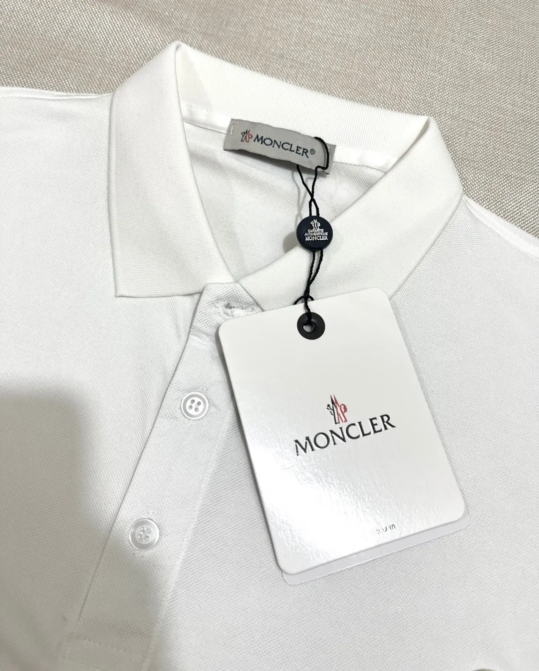 P150 MONCLER Men's Men's Men's Mouthless Polo Short Sleeve T-shirt, the most classic evergreen small label design. The MONCLER letter small label on the chest is classic and durable, and the texture is skin-friendly and comfortable. It has three labels and is suitable for both business and leisure. It is breathable and dry, with 3D three-dimensional tailoring technology and three-dimensional upper body. Polo shirts have almost become a must-have item for everyone this season! If you wear it right! It will highlight your figure! Sexy and handsome! Every move and every move is full of charm! Color: black white, size: XS-2XL