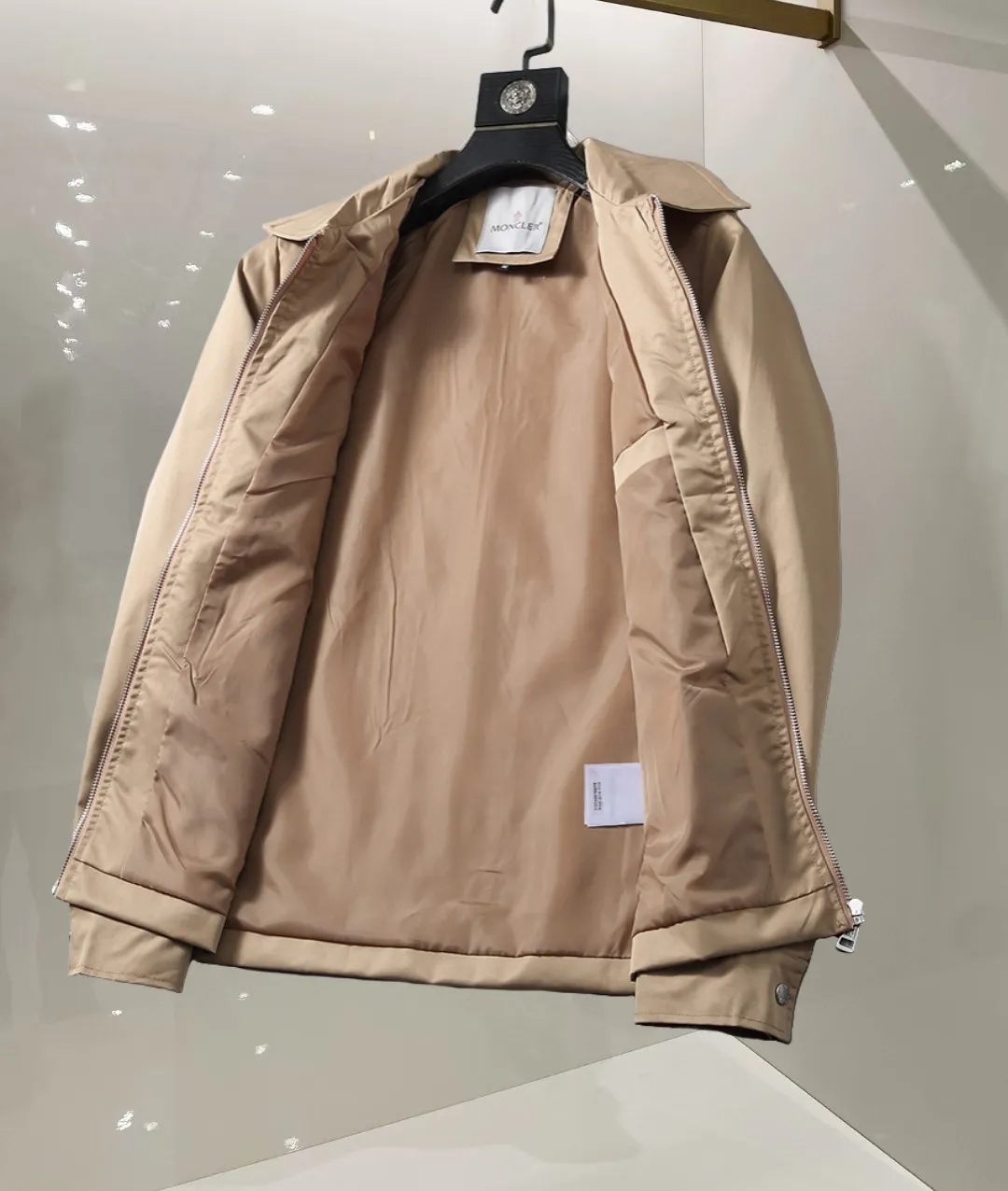 P380 🌸🌸🌸 Moncler's latest 25-year-old men's jacket. The color combination has a classic charm without losing youthful vitality. It reshapes a new design style and shows a bold and confident brand design concept.  Imported fabrics, sleeves and pockets are paired with exclusive brand designs, reflecting the minimalist pursuit of quality and design. Low-key luxury fully embodies the brand image and status! The brand LOGO icon design is simple and recognizable, with a delicate and comfortable touch, excellent details, exquisite and elegant everywhere, fashionable design, a capable and stylish upper body, and full of aura! The all-over pattern and simple aesthetics are brought to the extreme, and it is a jacket that can be mixed and matched. There is no doubt that it is a must-have product for men. It is extremely practical and the color is easy to match.  Color: Picture color. Sizes: M, L, xL, xxL, xxxL