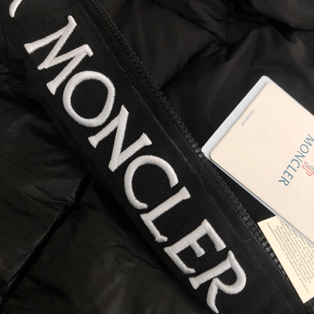 P740 MONCLER Mouth-mounted down jacket with large webbing and embroidered letters, upgraded logo with induction anti-counterfeiting and the latest NFC anti-counterfeiting technology. Same style as the counter, filled with 90 white duck down fluffy and full, customer-supplied fabrics, original hardware molding, placket with large letters embroidered webbing, same style for men and women. Color: black (the armband is divided into white label/black label) white code number: 1 2 3 4 5