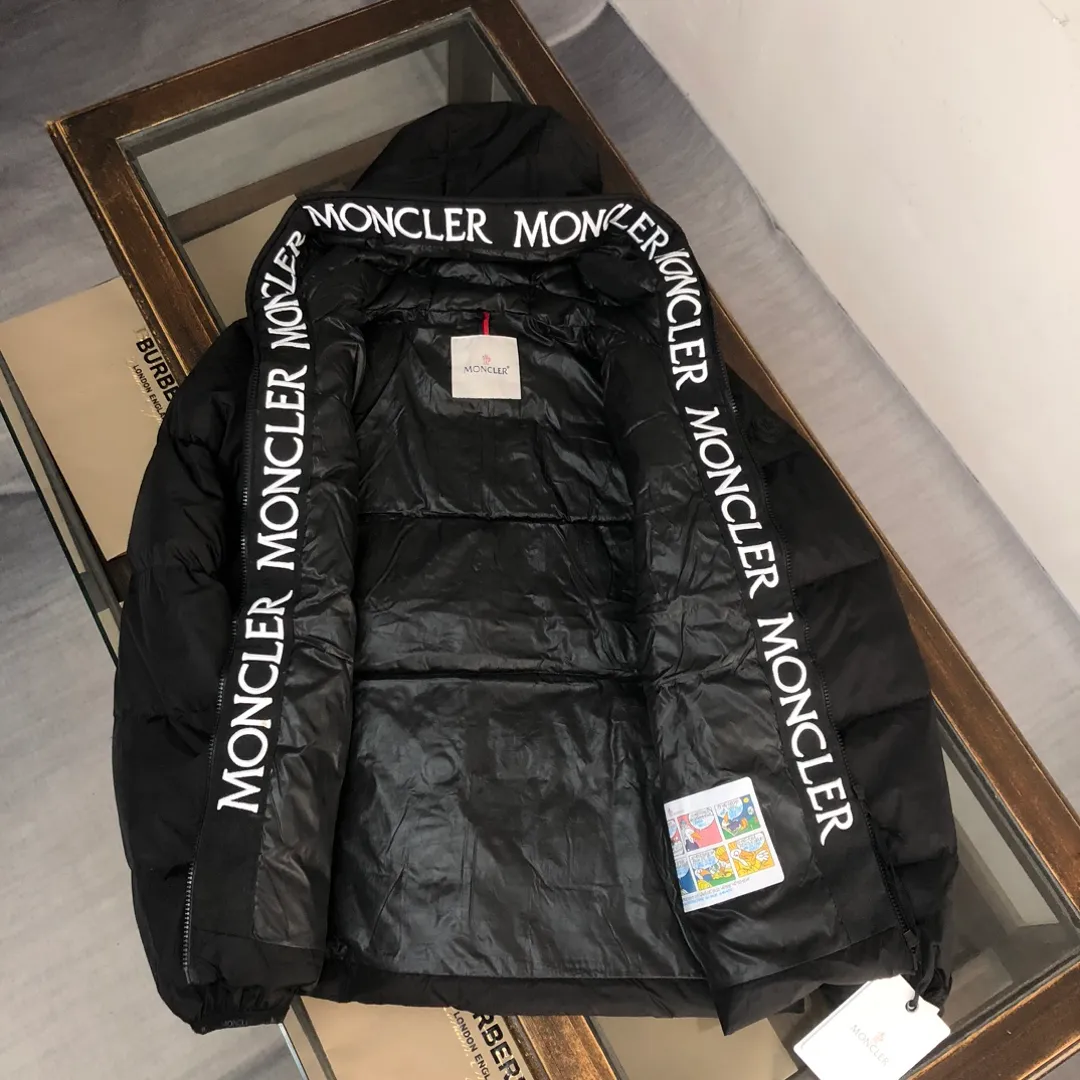 P740 MONCLER Mouth-mounted down jacket with large webbing and embroidered letters, upgraded logo with induction anti-counterfeiting and the latest NFC anti-counterfeiting technology. Same style as the counter, filled with 90 white duck down fluffy and full, customer-supplied fabrics, original hardware molding, placket with large letters embroidered webbing, same style for men and women. Color: black (the armband is divided into white label/black label) white code number: 1 2 3 4 5
