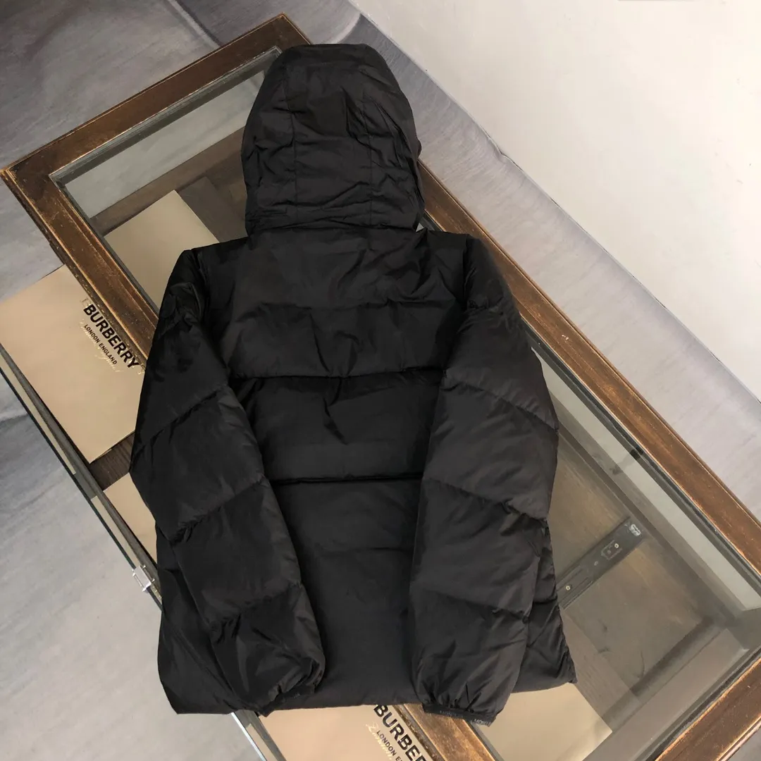 P740 MONCLER Mouth-mounted down jacket with large webbing and embroidered letters, upgraded logo with induction anti-counterfeiting and the latest NFC anti-counterfeiting technology. Same style as the counter, filled with 90 white duck down fluffy and full, customer-supplied fabrics, original hardware molding, placket with large letters embroidered webbing, same style for men and women. Color: black (the armband is divided into white label/black label) white code number: 1 2 3 4 5
