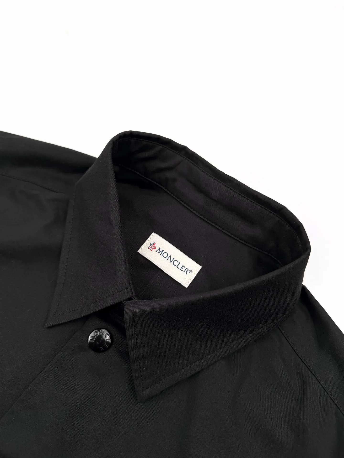 P350 Moncler Logo Pocket Short Sleeves Customized high-quality cotton hidden pattern gabardine Full of texture Comfortable and close to the skin With pure black as the base color Calm, restrained and full of strength The iconic Moncler logo embroidered logo is embellished on it to increase brand recognition. Use simplicity as the pen and texture as the ink to outline the most moving fashion picture with the simplest elements. Process 1: Use imported special machine infrared to locate the "Moncler logo embroidery" for a more accurate position Firm and strong. Process 2: Template machine to open the bag. The preset template guides the position, shape and size of the bag. Accuracy ensures the quality of the bag opening. Process 3: The fabrics are washed and have a better hand feel. Not easy to deform, not easy to shrink, not easy to fade, and maintain long-term beauty. Accessories: Customized 1:1 Moncler embroidered logo Customized 1:1 Moncler snap button Customized 1:1 Moncler zipper Customized 1:1 Moncler trademark Fit: Loose fit Size: S M L XL Style number: AA550