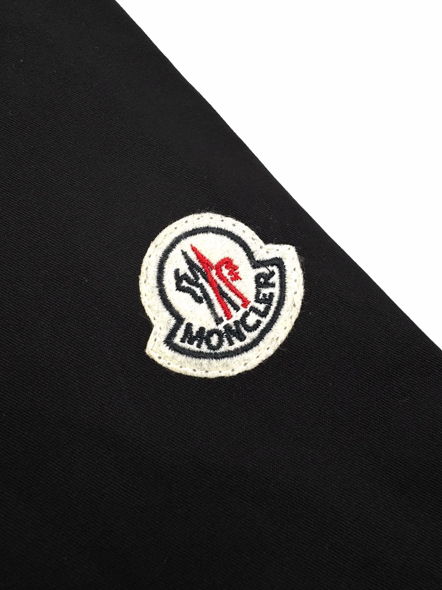 P350 Moncler Logo Pocket Short Sleeves Customized high-quality cotton hidden pattern gabardine Full of texture Comfortable and close to the skin With pure black as the base color Calm, restrained and full of strength The iconic Moncler logo embroidered logo is embellished on it to increase brand recognition. Use simplicity as the pen and texture as the ink to outline the most moving fashion picture with the simplest elements. Process 1: Use imported special machine infrared to locate the "Moncler logo embroidery" for a more accurate position Firm and strong. Process 2: Template machine to open the bag. The preset template guides the position, shape and size of the bag. Accuracy ensures the quality of the bag opening. Process 3: The fabrics are washed and have a better hand feel. Not easy to deform, not easy to shrink, not easy to fade, and maintain long-term beauty. Accessories: Customized 1:1 Moncler embroidered logo Customized 1:1 Moncler snap button Customized 1:1 Moncler zipper Customized 1:1 Moncler trademark Fit: Loose fit Size: S M L XL Style number: AA550