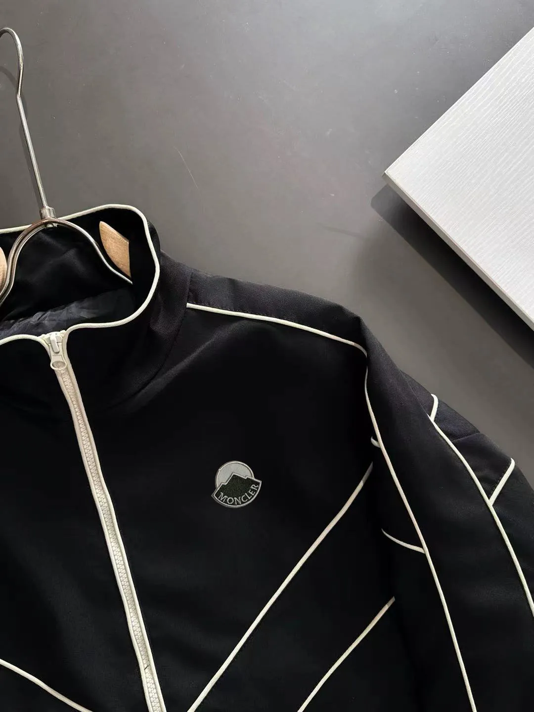 Ships in 2-3 days P720 MONCLER/Mongolian high quality 2025 autumn and winter new casual heavy industry suit Exclusively developed by yb! High quality production! The top version of the trading company channel order, external orders for imported custom fabrics, high breathability and comfort, impeccable details, absolutely worth buying! This type of suit is also a must-have for lazy people. You don’t have to think about how to match it, you can just get it in one set! Brand element design concept, delicate and soft feel! It presents a casual cut and the upper body shape is great! On sale simultaneously on the official website! From a high-end men's positioning brand, the low-key luxury taste is irresistible! Exquisite workmanship and impeccable quality! The overall style is simple, fashionable and timeless, fully meeting the requirements of stylish and tasteful dressing! Size: M to 5XL (or state your height and weight when placing an order)