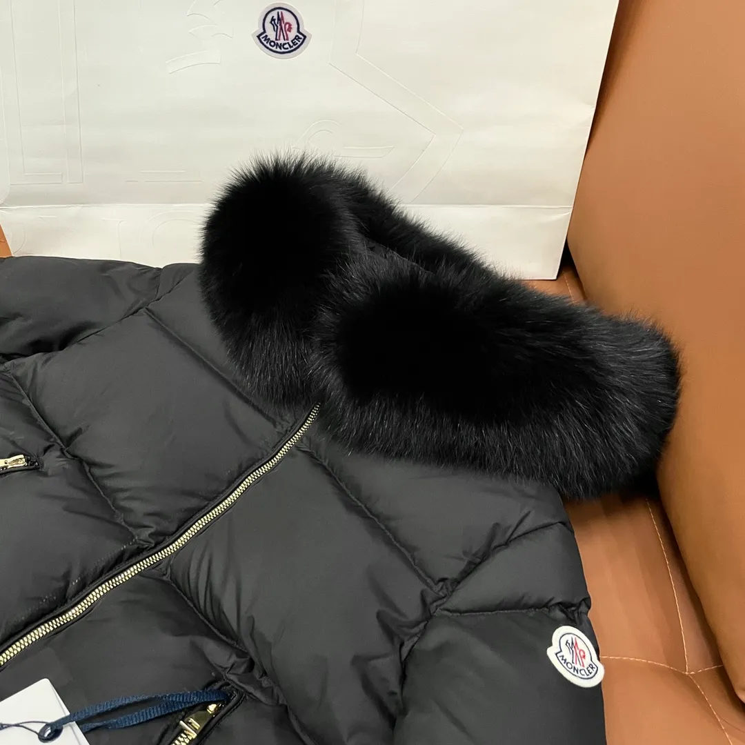 P1080 Moncler➡️New 🦢Goose Down Hooded Down Jacket Women's MONCLER Moncler Explosive Street New Product Design Fashionable and Versatile Comfortable Breathable Mouth Down Jacket~Supports NFC chip sensor. Available simultaneously on the official website! This down jacket has a great sense of design and looks. You can buy it directly due to quality control. It’s a high-end product that you can’t go wrong with! Simple and elegant design ~ and engraved with 1ogo letters ~ the overall design makes this dress unique! It is made of imported technical fabrics and is filled with 90% white goose down. The texture and shape of the fabric are exquisite. You can feel its strong aura through the detailed pictures. It also has superior handsomeness and thermal insulation performance. It can be easily worn in various occasions! With polythermal insulation, you don’t have to worry about a little chill! The placket adopts a zipper design, which is both fashionable and functional. It not only highlights the shape but also keeps warm. The design makes the whole style more luxurious!