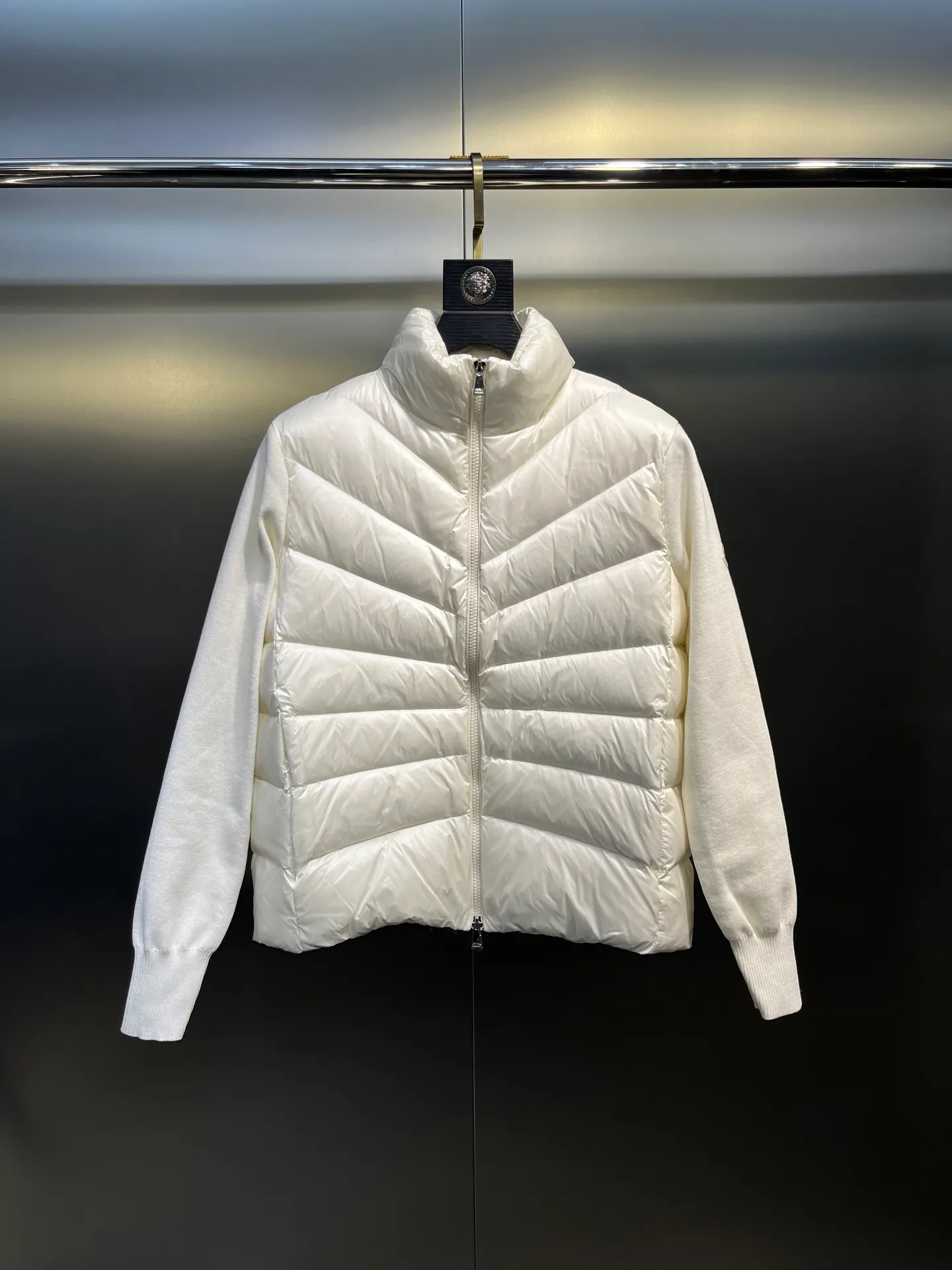 P640 Moncler 🌟 New simple stand-up collar wool knitted patchwork jacket single down! A must-have item for winter inner wear and early fall. The quilted short version with stand-up collar is versatile and easy to wear. The hidden small pocket design is age-reducing and fashionable. Imported lightweight memory silk fabric is breathable and lightweight! Imported machine sewing line technology. The upper body is pure and handsome. Original hardware accessories size: s m l