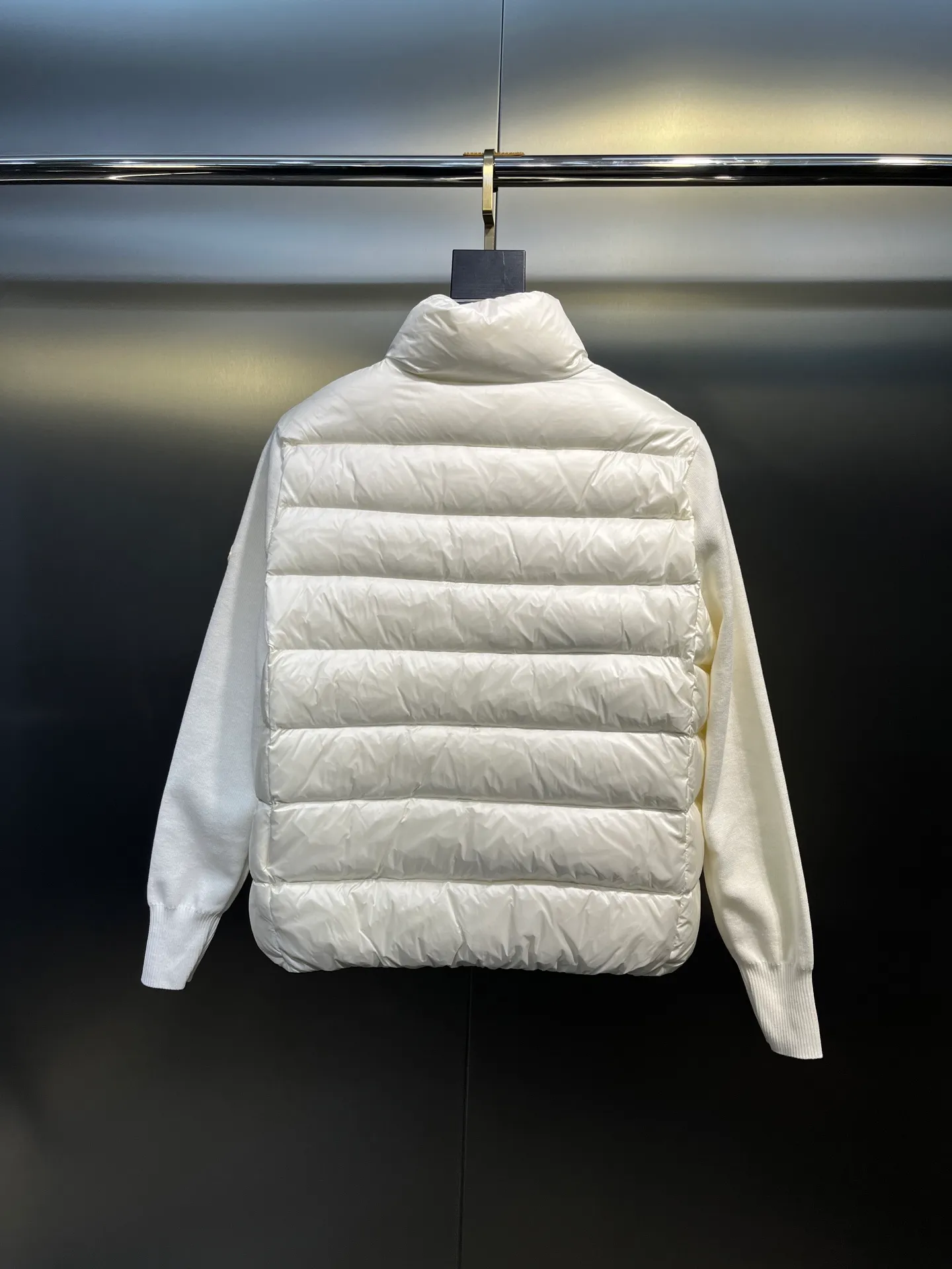 P640 Moncler 🌟 New simple stand-up collar wool knitted patchwork jacket single down! A must-have item for winter inner wear and early fall. The quilted short version with stand-up collar is versatile and easy to wear. The hidden small pocket design is age-reducing and fashionable. Imported lightweight memory silk fabric is breathable and lightweight! Imported machine sewing line technology. The upper body is pure and handsome. Original hardware accessories size: s m l