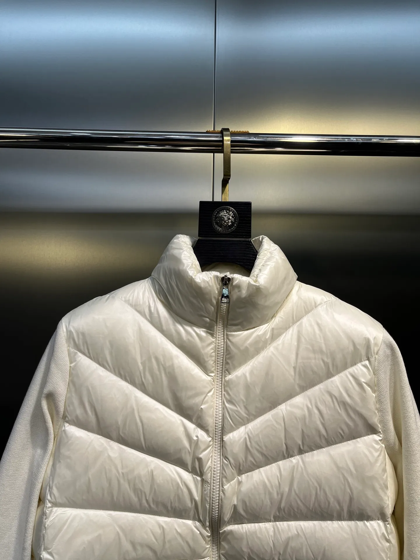 P640 Moncler 🌟 New simple stand-up collar wool knitted patchwork jacket single down! A must-have item for winter inner wear and early fall. The quilted short version with stand-up collar is versatile and easy to wear. The hidden small pocket design is age-reducing and fashionable. Imported lightweight memory silk fabric is breathable and lightweight! Imported machine sewing line technology. The upper body is pure and handsome. Original hardware accessories size: s m l