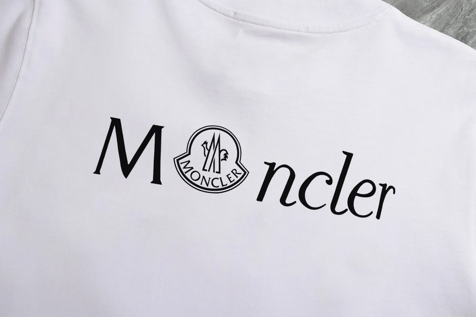 P140 Upgraded version "Mobile phone smart sensor ~ NFC chip armband ~ Direct access to the official website for anti-counterfeiting" "Moncler ~ Mouth Mouth" 2025 new high-quality round neck short-sleeved T-shirt. The cuffs have imported embroidered labels. Customized dyeing, very comfortable to touch. Super versatile and good-looking short-sleeved. Complete with three labels. Non-market ordinary version. Feel free to compare. Quality is absolutely guaranteed! ‼ First of all, this original fabric is all custom-woven with 32-count double yarn fabric, 250G, and the weight is the same‼ Fine workmanship, double waistcoat method, double waistcoat method, double waistcoat method makes the whole dress more three-dimensional, which is not a craft that ordinary T-shirts can achieve🤪 Size: S-M-L-XL-2XL Color: black, white, apricot, same style for men and women