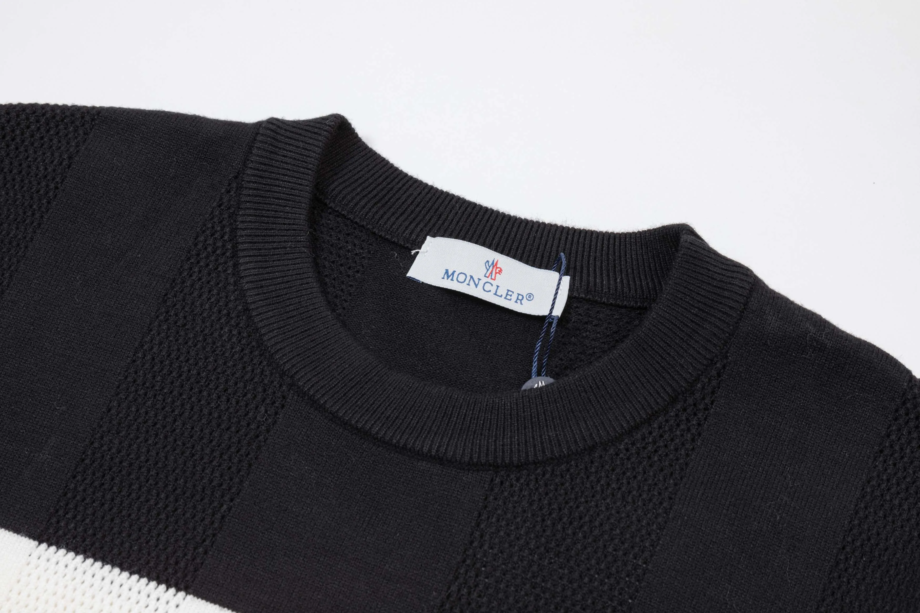 P300 MONCLER 25ss new round neck sweater. Original fabric. Made of customized natural medium-thick imported wool gauze. It feels very comfortable and smooth. The version is quite wide and stylish. Produced by a first-line brand factory. Woven by imported machines. It is very soft and skin-friendly. It will not deform after long-term wear. The latest autumn and winter style. Fashionable and personalized. Super versatile and good-looking. Very suitable for both men and women. A must-have style. Color: Black Size: M-3XL
