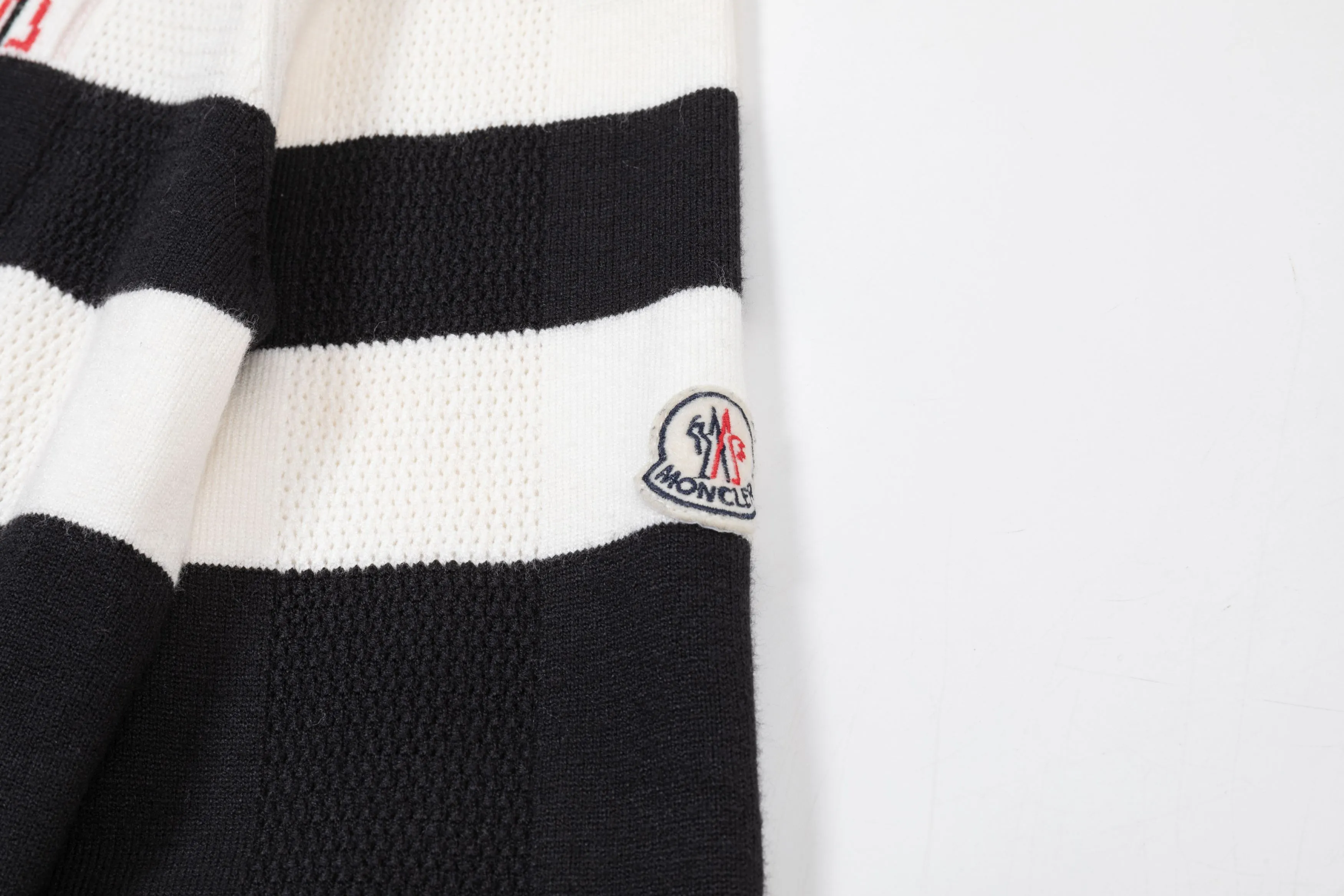 P300 MONCLER 25ss new round neck sweater. Original fabric. Made of customized natural medium-thick imported wool gauze. It feels very comfortable and smooth. The version is quite wide and stylish. Produced by a first-line brand factory. Woven by imported machines. It is very soft and skin-friendly. It will not deform after long-term wear. The latest autumn and winter style. Fashionable and personalized. Super versatile and good-looking. Very suitable for both men and women. A must-have style. Color: Black Size: M-3XL