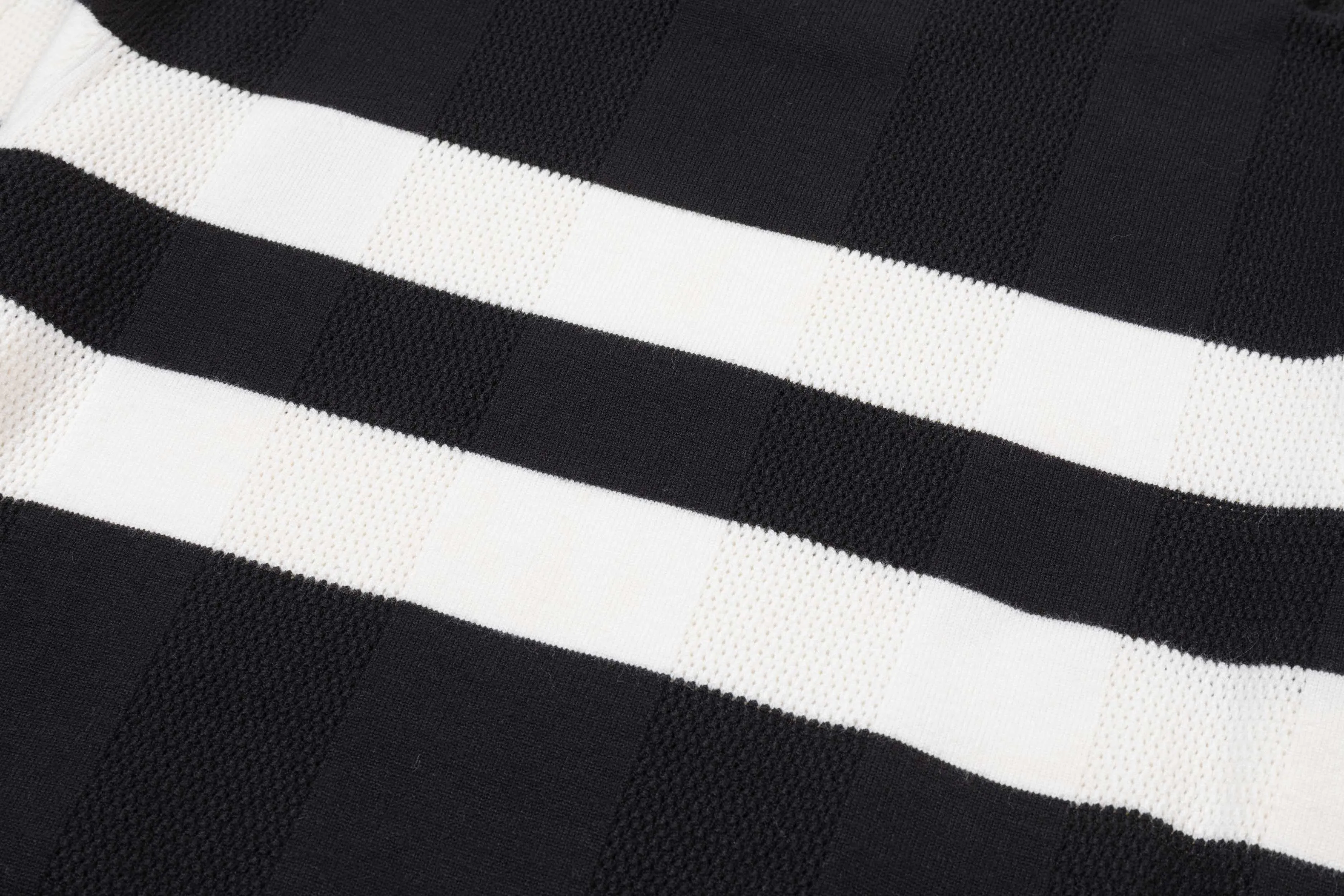 P300 MONCLER 25ss new round neck sweater. Original fabric. Made of customized natural medium-thick imported wool gauze. It feels very comfortable and smooth. The version is quite wide and stylish. Produced by a first-line brand factory. Woven by imported machines. It is very soft and skin-friendly. It will not deform after long-term wear. The latest autumn and winter style. Fashionable and personalized. Super versatile and good-looking. Very suitable for both men and women. A must-have style. Color: Black Size: M-3XL