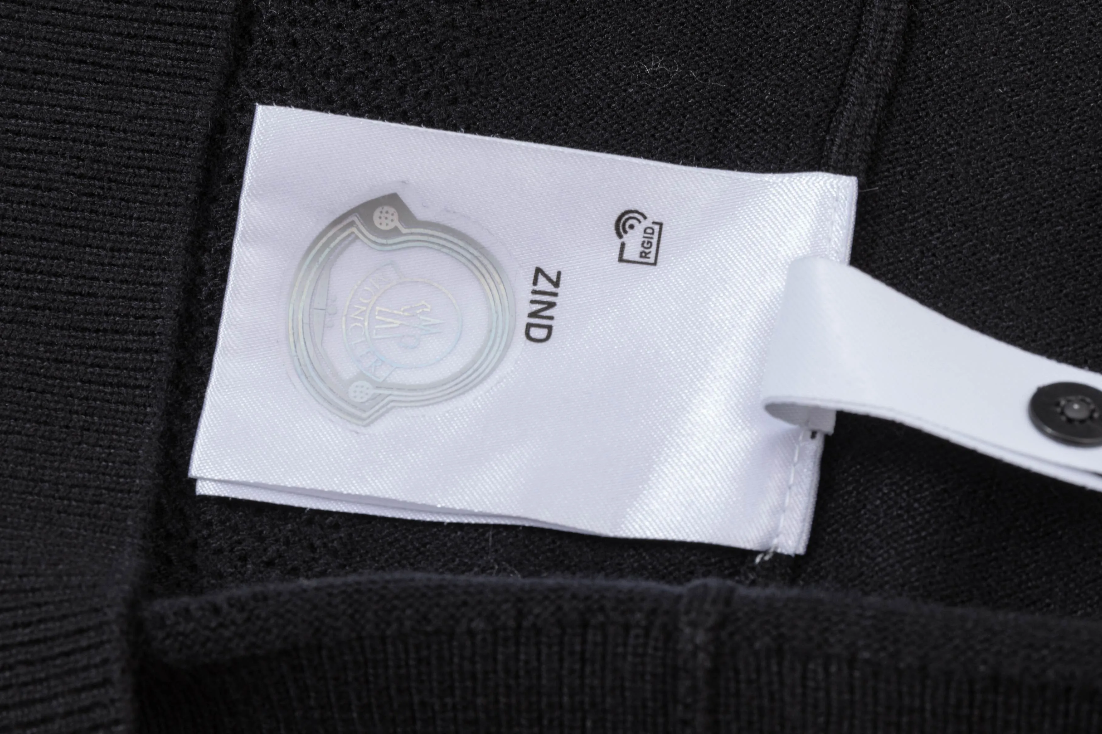 P300 MONCLER 25ss new round neck sweater. Original fabric. Made of customized natural medium-thick imported wool gauze. It feels very comfortable and smooth. The version is quite wide and stylish. Produced by a first-line brand factory. Woven by imported machines. It is very soft and skin-friendly. It will not deform after long-term wear. The latest autumn and winter style. Fashionable and personalized. Super versatile and good-looking. Very suitable for both men and women. A must-have style. Color: Black Size: M-3XL