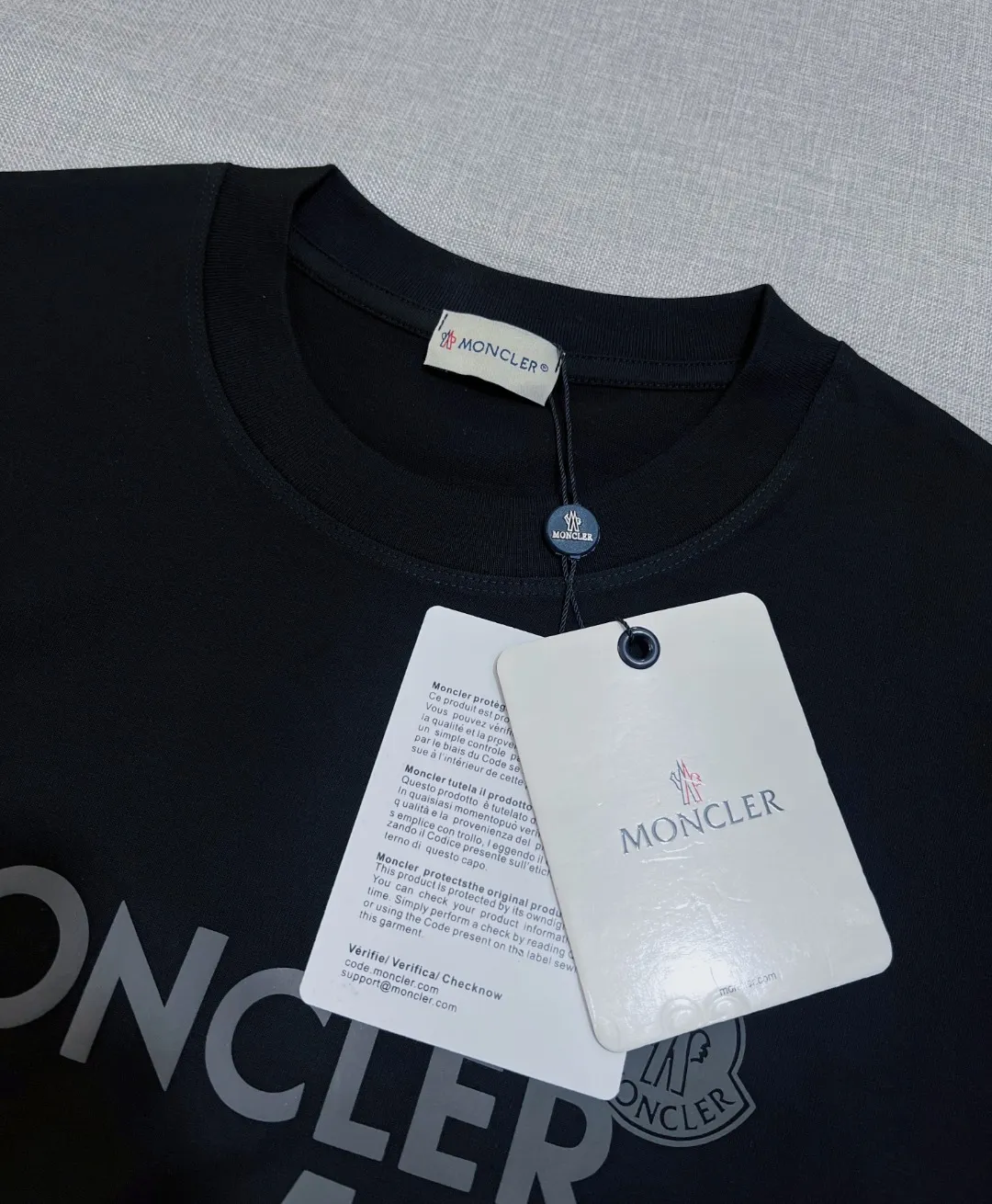 P150 MONCLER is new, 2026ss new round neck short-sleeved T-shirt, available for sale on the official website; foam printing Moncler logo technology, details are correct to the official version, and the size of the logo is strictly controlled , standard size, foamed and taped details are in sync with the official; the fabric is made of 240g double yarn pure cotton fabric, imported woven thread, the neckline is boned to prevent deformation, the factory high-temperature washing process prevents shrinkage, the fabric is soft and breathable, scan the code and touch the NCF washed mark for identification, the details are in place, the upper body is simple and beautiful, European size version, loose and suitable, color: black, white, size XS-L (L size can wear 200 pounds)