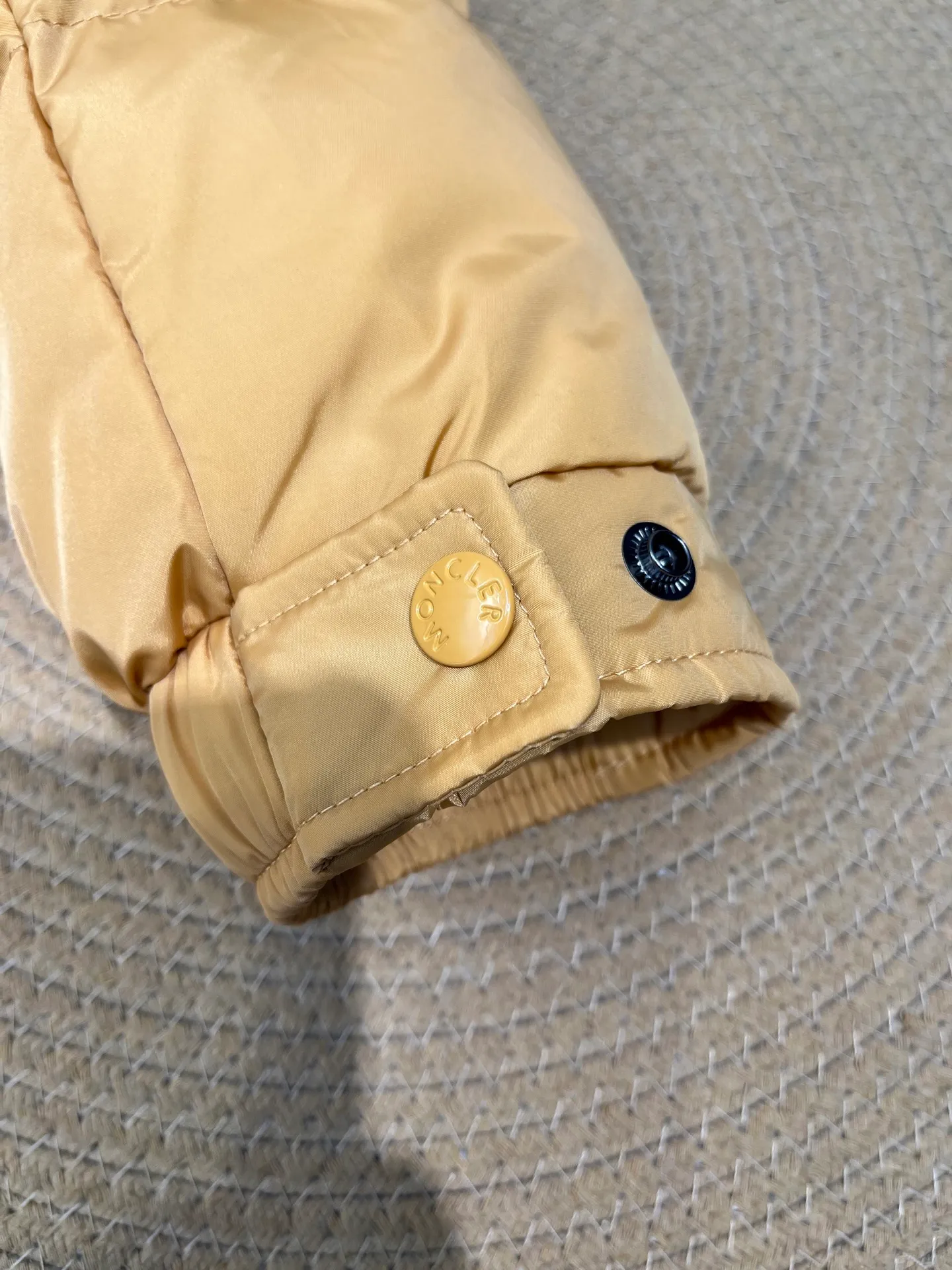 P900 Moncler 🌟Mouth cover New matte classic Maya for autumn and winter! Official website synchronized 🈶sale! Yuhuang's century-old evergreen series of products! The latest product from Mayan culture! 90 down filling, the fullness of the down can be seen with the naked eye. Disassembled, the fabric is soft and textured. It continues to be a hot seller, and the upper body is lighter and more comfortable. Color: black green yellow size: 12345