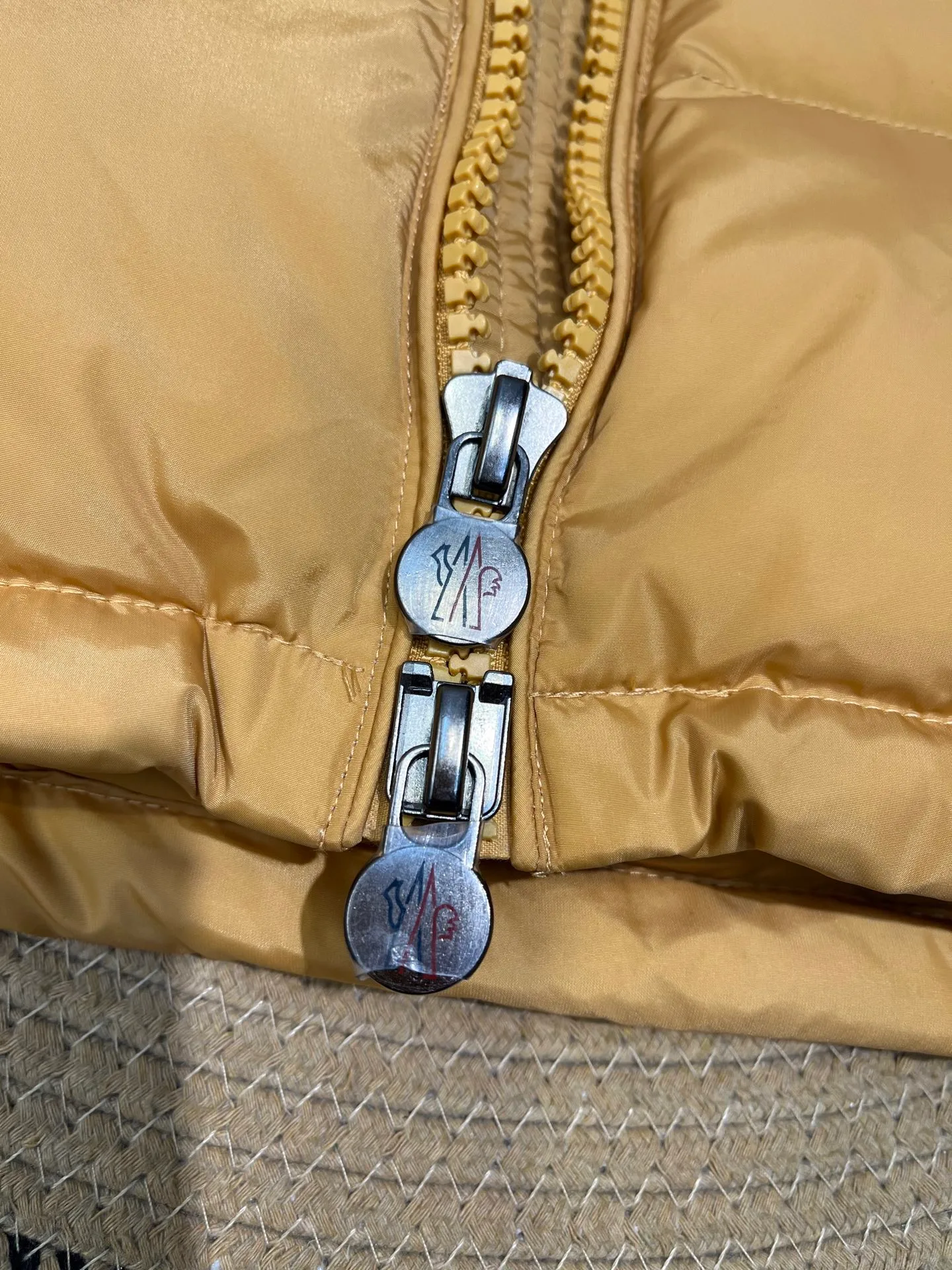 P900 Moncler 🌟Mouth cover New matte classic Maya for autumn and winter! Official website synchronized 🈶sale! Yuhuang's century-old evergreen series of products! The latest product from Mayan culture! 90 down filling, the fullness of the down can be seen with the naked eye. Disassembled, the fabric is soft and textured. It continues to be a hot seller, and the upper body is lighter and more comfortable. Color: black green yellow size: 12345
