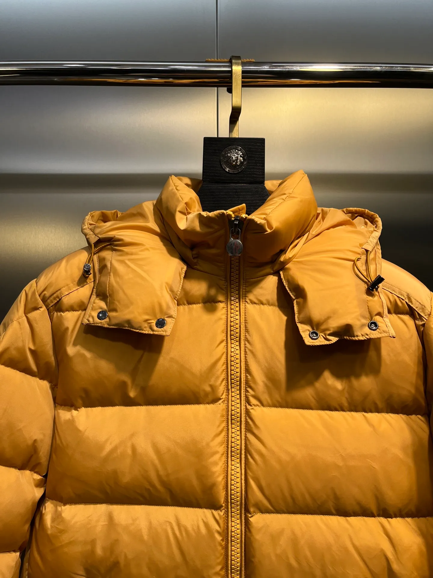P900 Moncler 🌟Mouth cover New matte classic Maya for autumn and winter! Official website synchronized 🈶sale! Yuhuang's century-old evergreen series of products! The latest product from Mayan culture! 90 down filling, the fullness of the down can be seen with the naked eye. Disassembled, the fabric is soft and textured. It continues to be a hot seller, and the upper body is lighter and more comfortable. Color: black green yellow size: 12345
