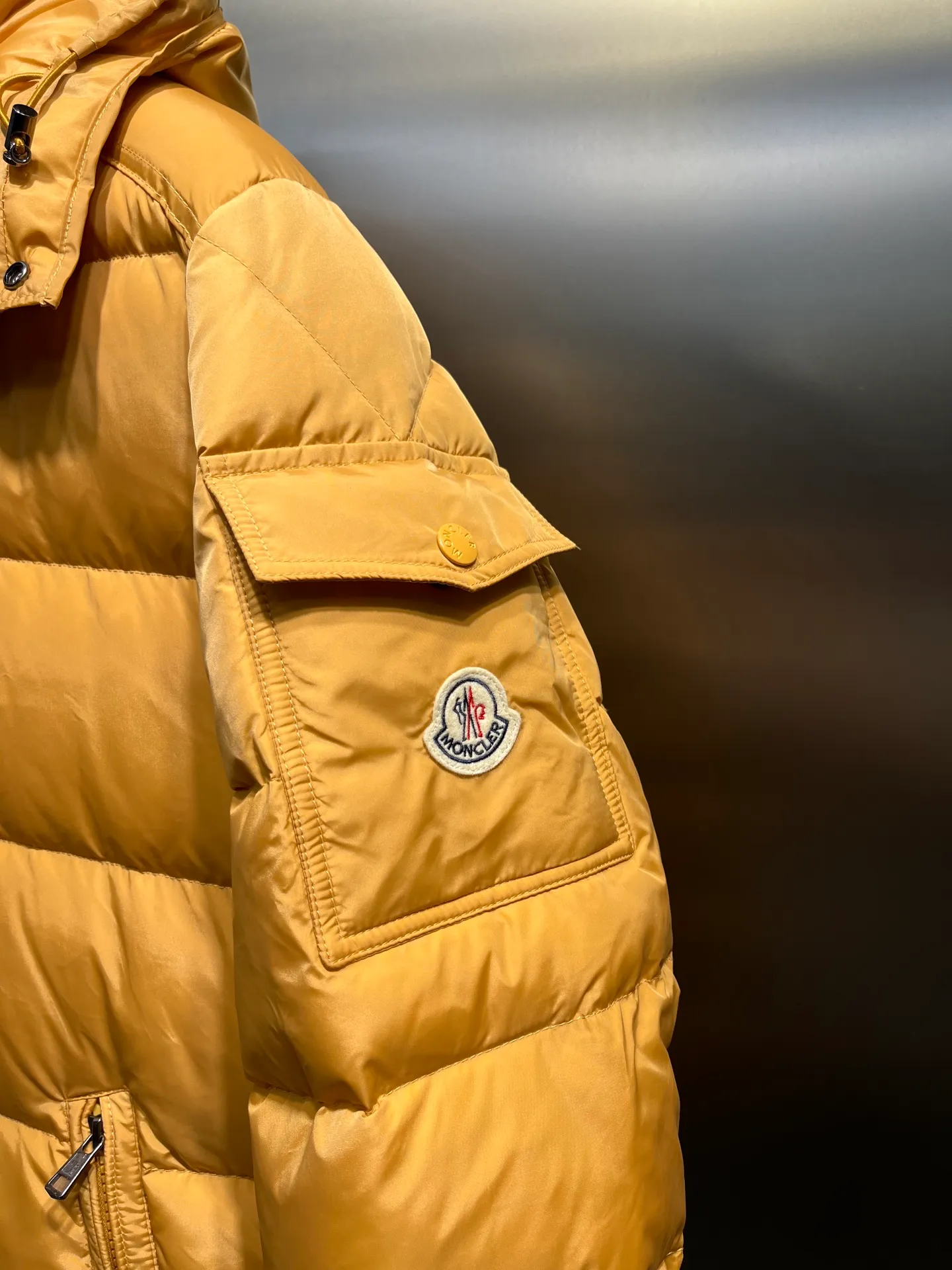 P900 Moncler 🌟Mouth cover New matte classic Maya for autumn and winter! Official website synchronized 🈶sale! Yuhuang's century-old evergreen series of products! The latest product from Mayan culture! 90 down filling, the fullness of the down can be seen with the naked eye. Disassembled, the fabric is soft and textured. It continues to be a hot seller, and the upper body is lighter and more comfortable. Color: black green yellow size: 12345