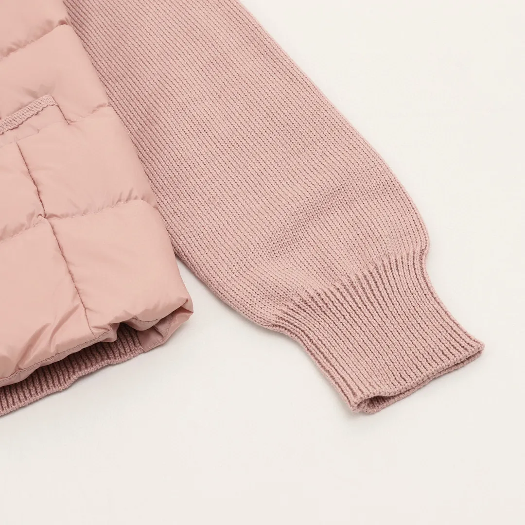 P580 𝐌𝐎𝐍𝐂𝐋𝐄𝐑 Multi-button knitted spliced ​​jacket Moncler's down knitted spliced ​​jacket has a classic down + knitted sleeve design, warm and fashionable! The outer layer is high-quality down and the inner is soft knitted. It is very suitable for autumn and winter. Short cut + round neck + front buttons, simple and elegant, with knitted cuffs and hem full of details. It can be easily matched for daily commuting and leisure. It is practical and enhances the texture of the outfit. It is a must-have and versatile item for the autumn and winter wardrobe! Style No.: A71# Color: Black White Pink Size: S M L
