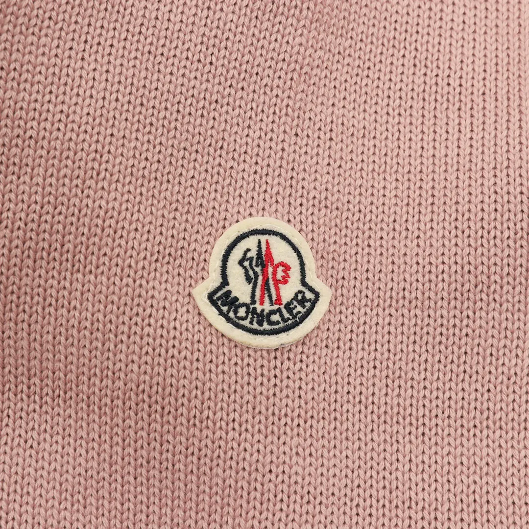 P580 𝐌𝐎𝐍𝐂𝐋𝐄𝐑 Multi-button knitted spliced ​​jacket Moncler's down knitted spliced ​​jacket has a classic down + knitted sleeve design, warm and fashionable! The outer layer is high-quality down and the inner is soft knitted. It is very suitable for autumn and winter. Short cut + round neck + front buttons, simple and elegant, with knitted cuffs and hem full of details. It can be easily matched for daily commuting and leisure. It is practical and enhances the texture of the outfit. It is a must-have and versatile item for the autumn and winter wardrobe! Style No.: A71# Color: Black White Pink Size: S M L