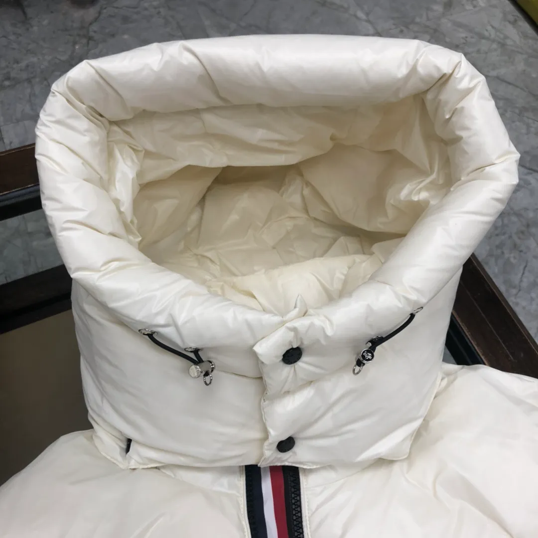 P700 💎White💎Moncler Men's Men's Men's Down Jacket is now in stock👏👏Available at Asian Men's Mouth Counters. The sleeves are equipped with windproof elastic design. Personalized double zippers. Double-layer liner inside ensures the warmth of the clothes and prevents velvet leakage. Accessories, details and hardware are all in place. Black, white, military green, code number: 12345.