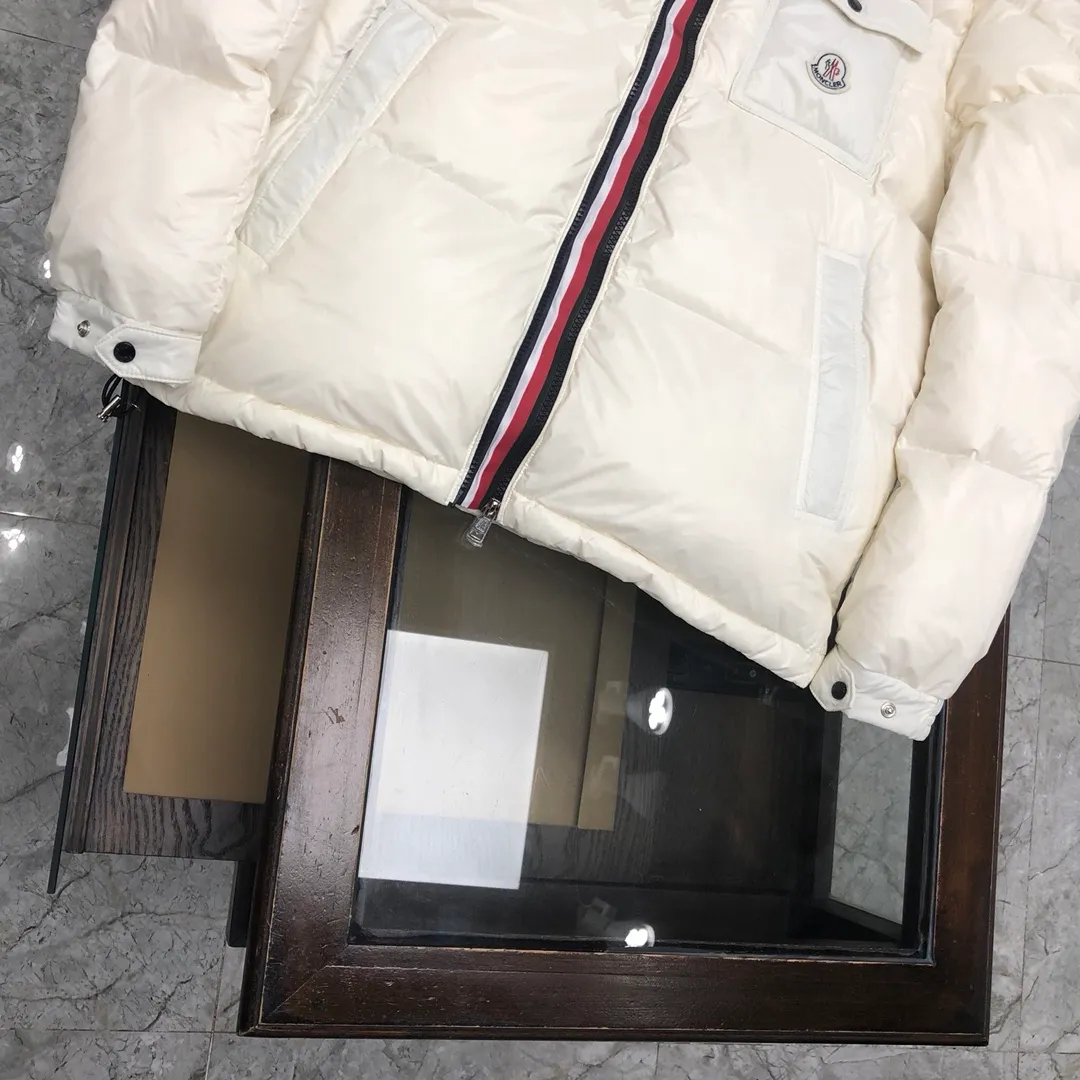 P700 💎White💎Moncler Men's Men's Men's Down Jacket is now in stock👏👏Available at Asian Men's Mouth Counters. The sleeves are equipped with windproof elastic design. Personalized double zippers. Double-layer liner inside ensures the warmth of the clothes and prevents velvet leakage. Accessories, details and hardware are all in place. Black, white, military green, code number: 12345.