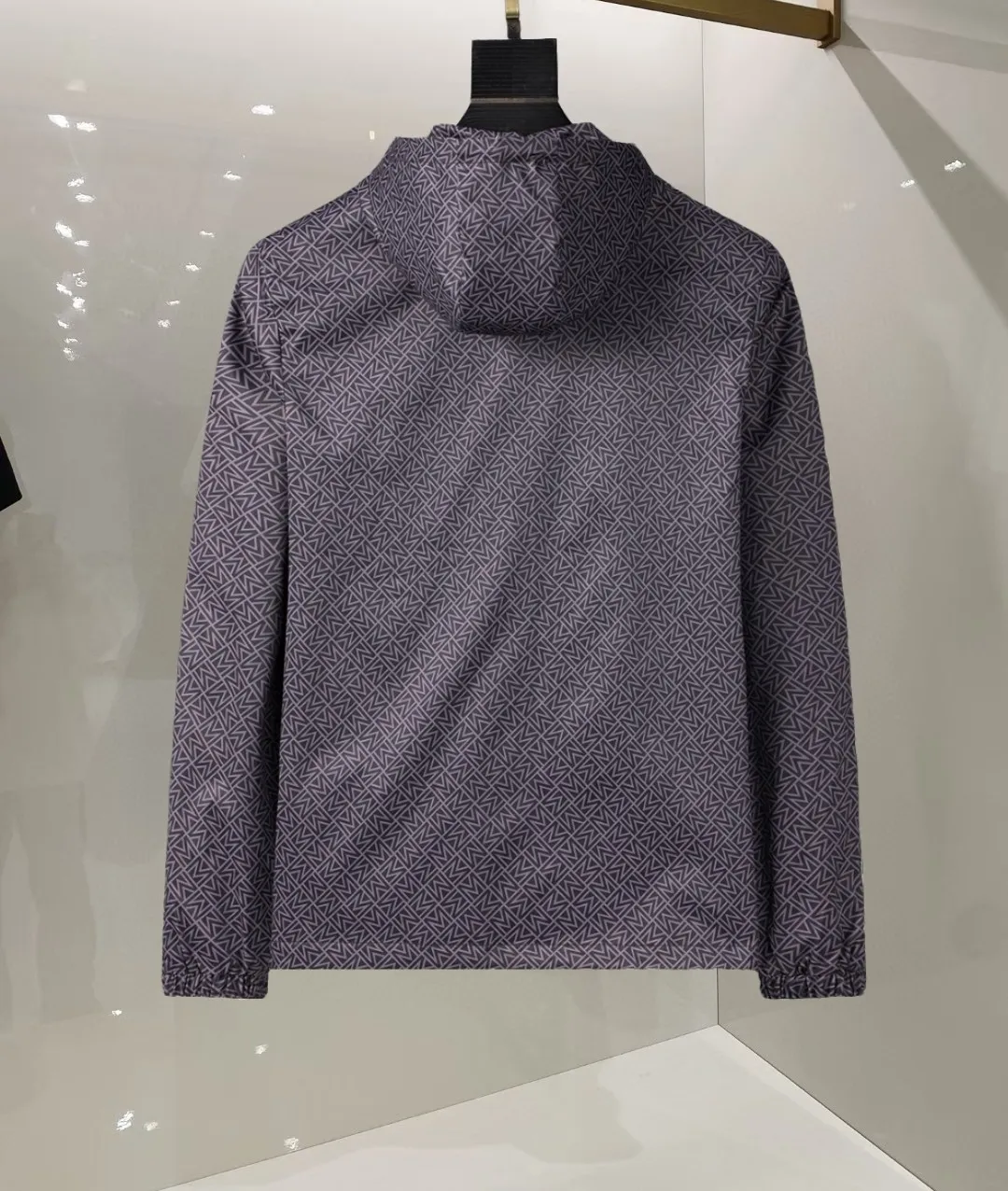 P360 🌸🌸🌸 Moncler's latest 25-year-old men's jacket. The color combination has a classic charm without losing youthful vitality. It reshapes a new design style and shows a bold and confident brand design concept.  Imported fabrics, sleeves and pockets are paired with exclusive brand designs, reflecting the minimalist pursuit of quality and design. Low-key luxury fully embodies the brand image and status! The brand LOGO icon design is simple and recognizable, with a delicate and comfortable touch, excellent details, exquisite and elegant everywhere, fashionable design, a capable and stylish upper body, and full of aura! The all-over pattern and simple aesthetics are brought to the extreme, and it is a jacket that can be mixed and matched. There is no doubt that it is a must-have product for men. It is extremely practical and the color is easy to match.  Color: Picture color. Sizes: M, L, xL, xxL, xxxL