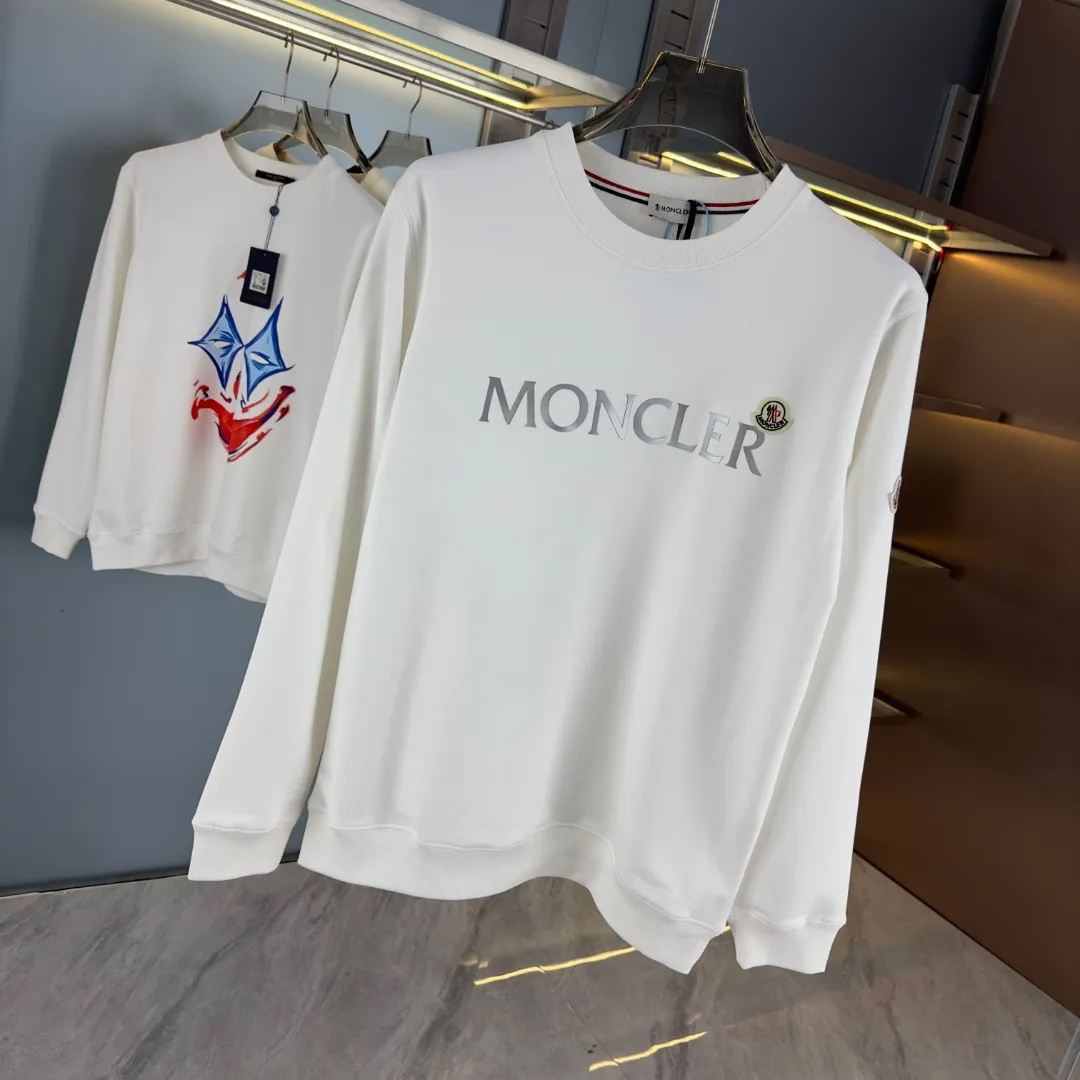 P210 Actual photo of high version sweatshirt) [Long-term stock] 〖𝐌𝐎𝐍𝐂𝐋𝐄𝐑~Meng Mou〗 Made of 440g heavyweight fabric. It is different from the market currency. It can be matched with any variety and it will be properly handsome😎The whole dress is made of double waistcoats. The double waistcoats make the whole dress more three-dimensional. It is not an ordinary factory that can do such fine work. 2025 T stage spring catwalk version, on sale at counters, round neck terry sweatshirt, high-end double-ply cotton, custom-made stretch ribs, dyed in the same vat, complete with three standards, matched with exquisite embroidered LOGO on the chest, simple and advanced, same style for men and women. Color: black, apricot, white, size: S M L XL 2XL