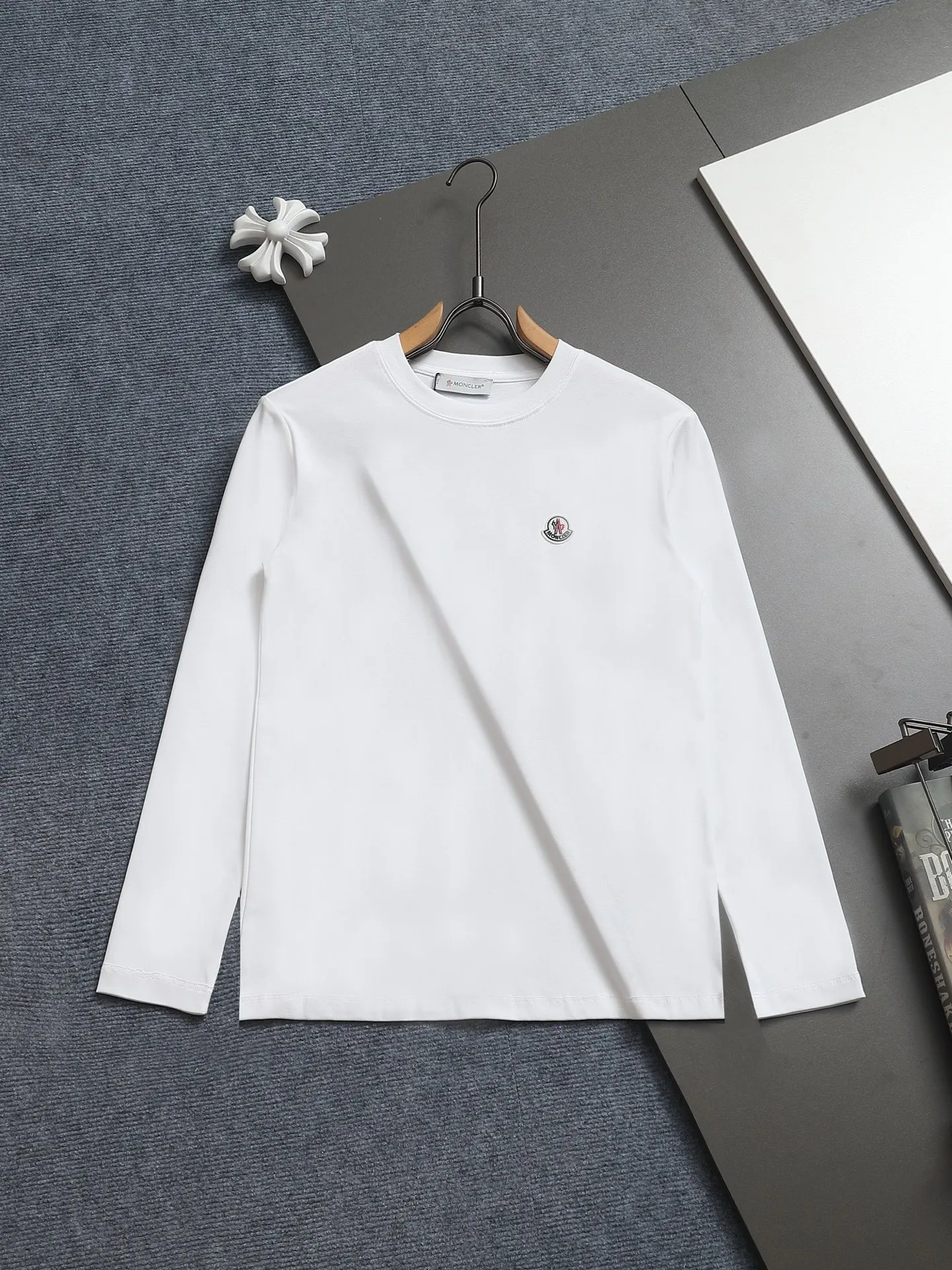 P180 MONCLER Mouth Mouth Minimalist Classic Badge Logo Exquisitely Upgraded, Inspired by the 1980s Retro Original Fabric Official Same Style Bottoming Shirt Customized 340g vat-dyed fabric Very comfortable to the touch Synchronized with spring and summer brick cabinets Fashionable and individual Super versatile and good-looking Suitable for both men and women A must-have for everyone Hang tag Collar label Washed wheat Complete with three labels Color: White Black Green Khaki Size: SMLXL