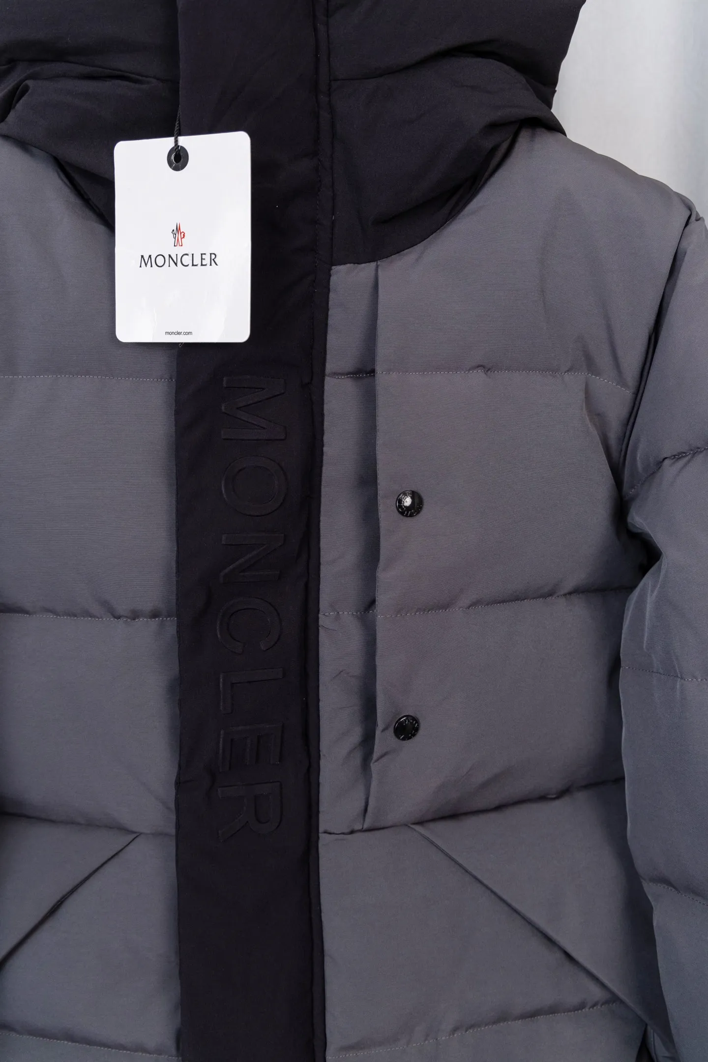 P570 Model No.: S034 MONER/MC Three-dimensional embossed letter down jacket for access control New style for fall and winter madeira. Black Warrior Hooded mid-length down jacket Hard to find on the official website Black and gray available in stock Alpine cold-resistant luxury product, urban warm winter style medal When France's century-old down gene meets modern minimalist aesthetics, this hooded cotton jacket combines "polar level warmth" with "High luxury design" plays a dual variation of winter dressing. The classic round logo on the sleeve arm is an identity plate in the high-end down field. It is low-key but has a "luxury aura". The three-dimensional embossed "MONCLER" Logo on the placket is engraved with the brand's ingenuity with an embossed texture, extending luxury from vision to tactile experience. It uses cold-resistant and temperature-locking technology fabrics to effectively resist the invasion of cold air and can firmly lock in body warmth even in cold weather. The adjustable hood firmly protects the head and neck, "button + hidden zipper" Double placket, double temperature locking, full of tightness; hood and front placket are made of 2.5 layers of fabric. Logo letter embossed. Hidden button and zipper closure. The outer pocket has a hidden snap button closure. The chest pocket has a zipper closure. Adjustable hood and hood with elastic drawstring. Size: S-XL