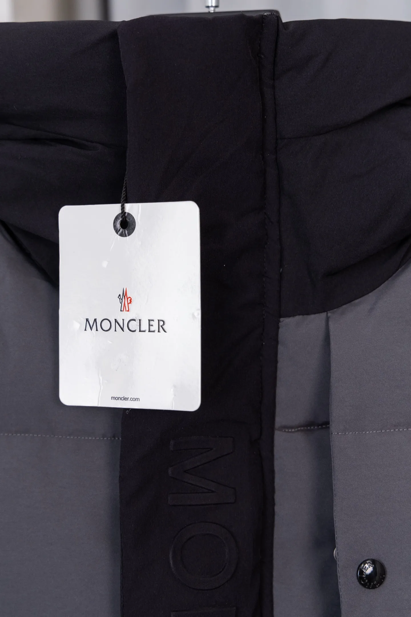 P570 Model No.: S034 MONER/MC Three-dimensional embossed letter down jacket for access control New style for fall and winter madeira. Black Warrior Hooded mid-length down jacket Hard to find on the official website Black and gray available in stock Alpine cold-resistant luxury product, urban warm winter style medal When France's century-old down gene meets modern minimalist aesthetics, this hooded cotton jacket combines "polar level warmth" with "High luxury design" plays a dual variation of winter dressing. The classic round logo on the sleeve arm is an identity plate in the high-end down field. It is low-key but has a "luxury aura". The three-dimensional embossed "MONCLER" Logo on the placket is engraved with the brand's ingenuity with an embossed texture, extending luxury from vision to tactile experience. It uses cold-resistant and temperature-locking technology fabrics to effectively resist the invasion of cold air and can firmly lock in body warmth even in cold weather. The adjustable hood firmly protects the head and neck, "button + hidden zipper" Double placket, double temperature locking, full of tightness; hood and front placket are made of 2.5 layers of fabric. Logo letter embossed. Hidden button and zipper closure. The outer pocket has a hidden snap button closure. The chest pocket has a zipper closure. Adjustable hood and hood with elastic drawstring. Size: S-XL